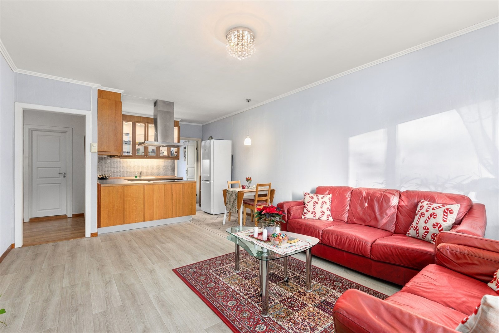 Stuen har god plass til sittegruppe, spisebord med stoler m.m. Galleribilde