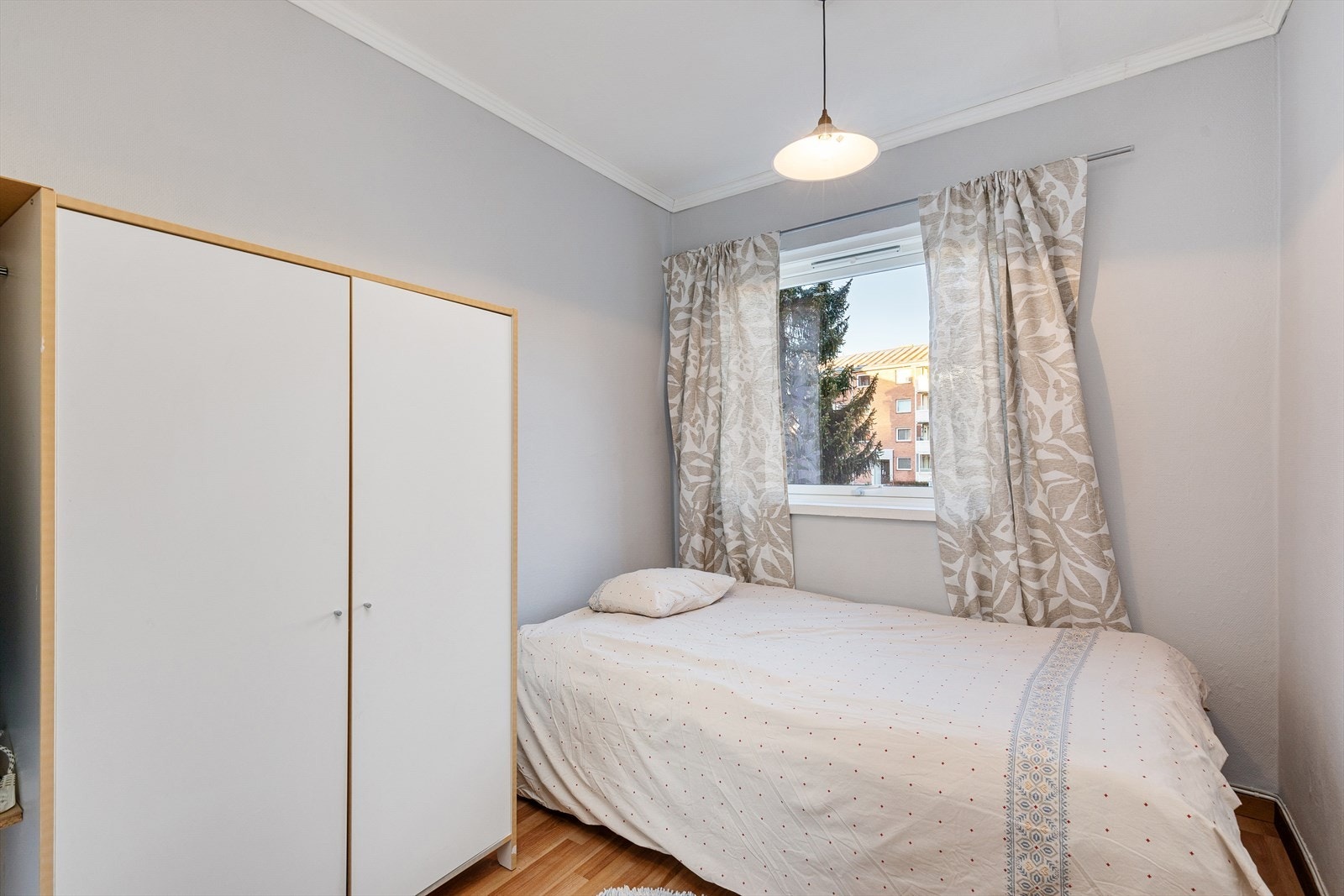 Praktisk soverom som fungerer utmerket som barnerom, gjesterom eller kontor Galleribilde