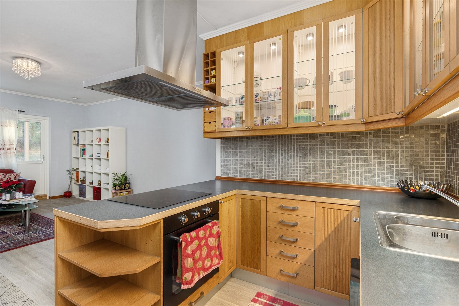 Kjøkkenet har godt med benk og skapplass Galleribilde