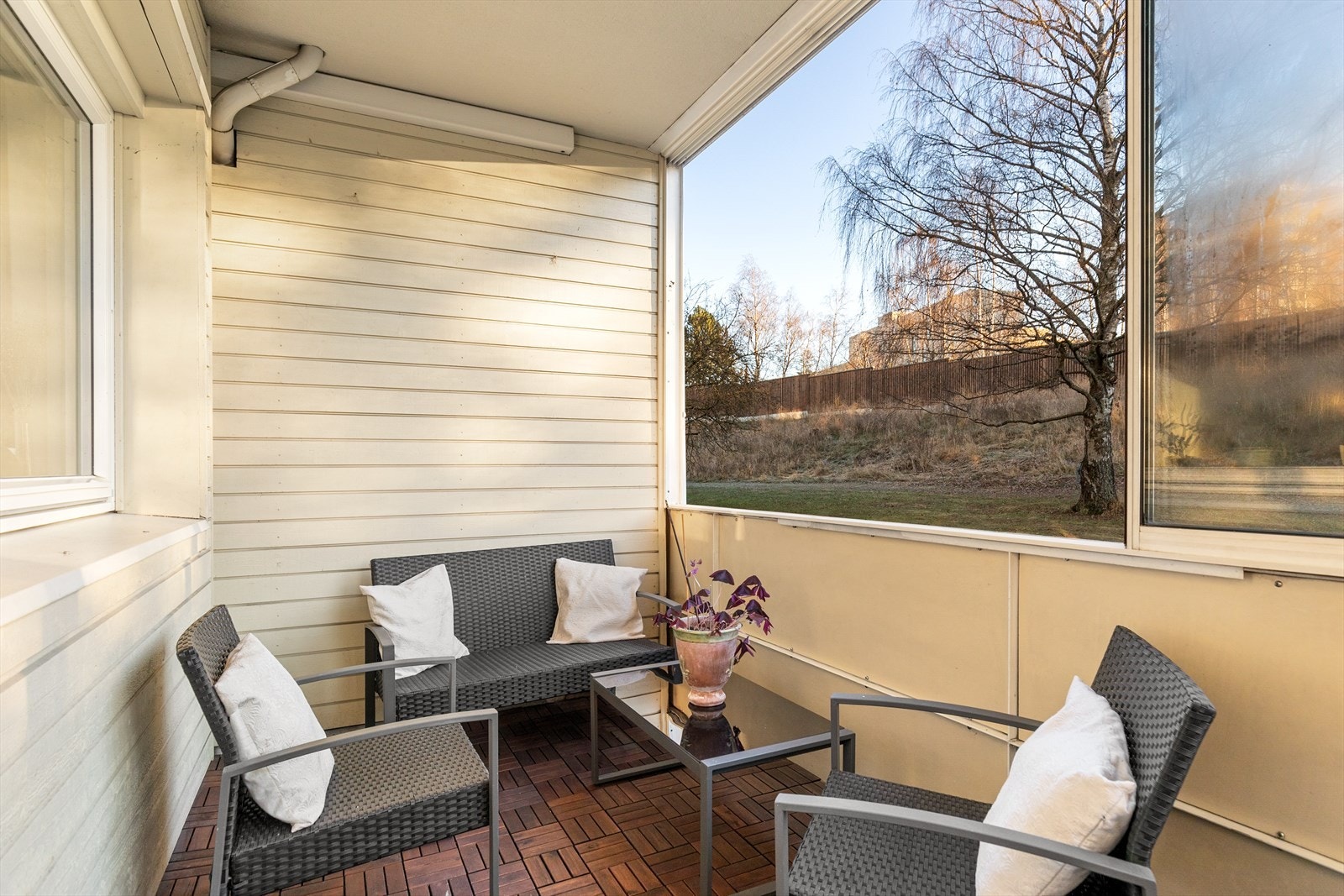 På balkongen er det god plass til sittegruppe m.m. Galleribilde