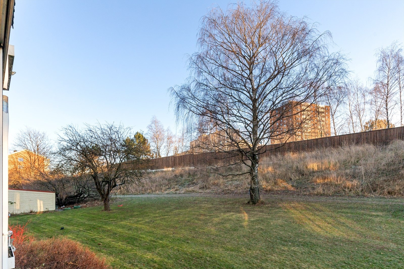 Utsyn mot hyggelige uteområder Galleribilde