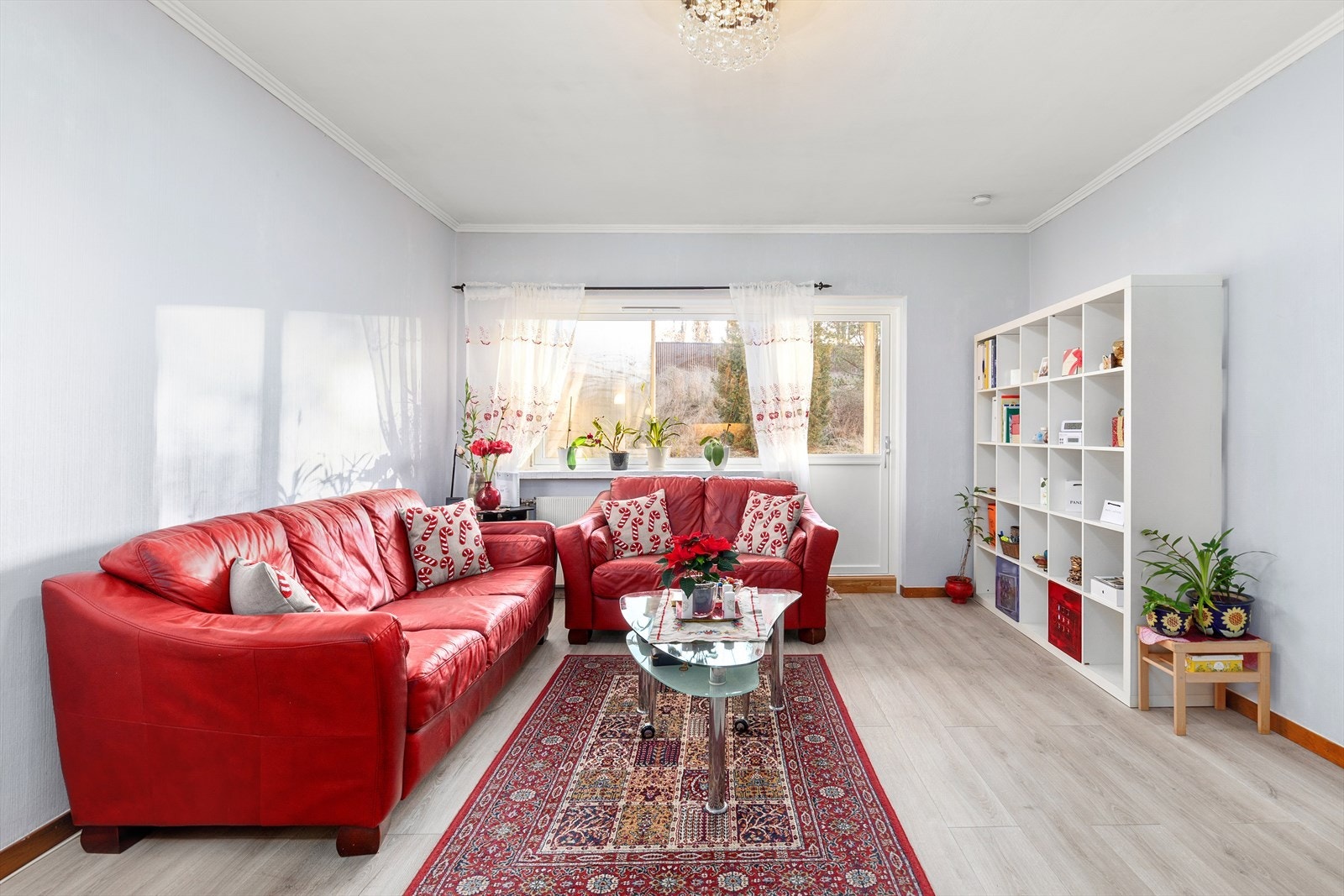 Det er ny balkongdør og nye vinduer i hele leiligheten Galleribilde