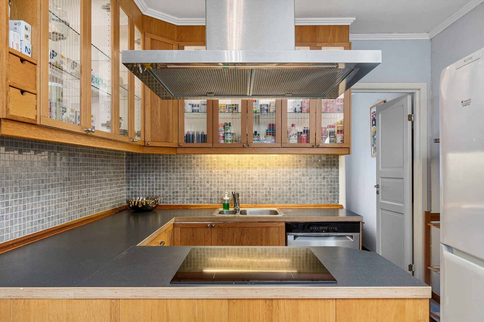 Den fine kjøkkenløsningen gjør det hyggelig å lage mat Galleribilde