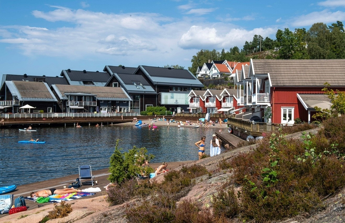 Vakre områder med strand, svalberg og et perfekt sted å finne roen til rekreasjon Galleribilde