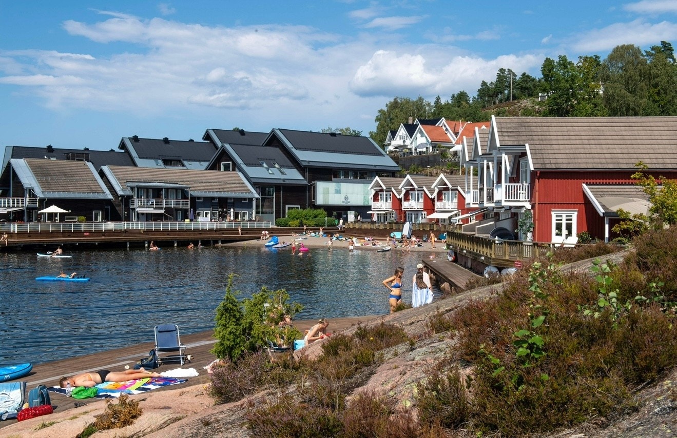 Vakre områder med strand, svalberg og et perfekt sted å finne roen til rekreasjon Galleribilde