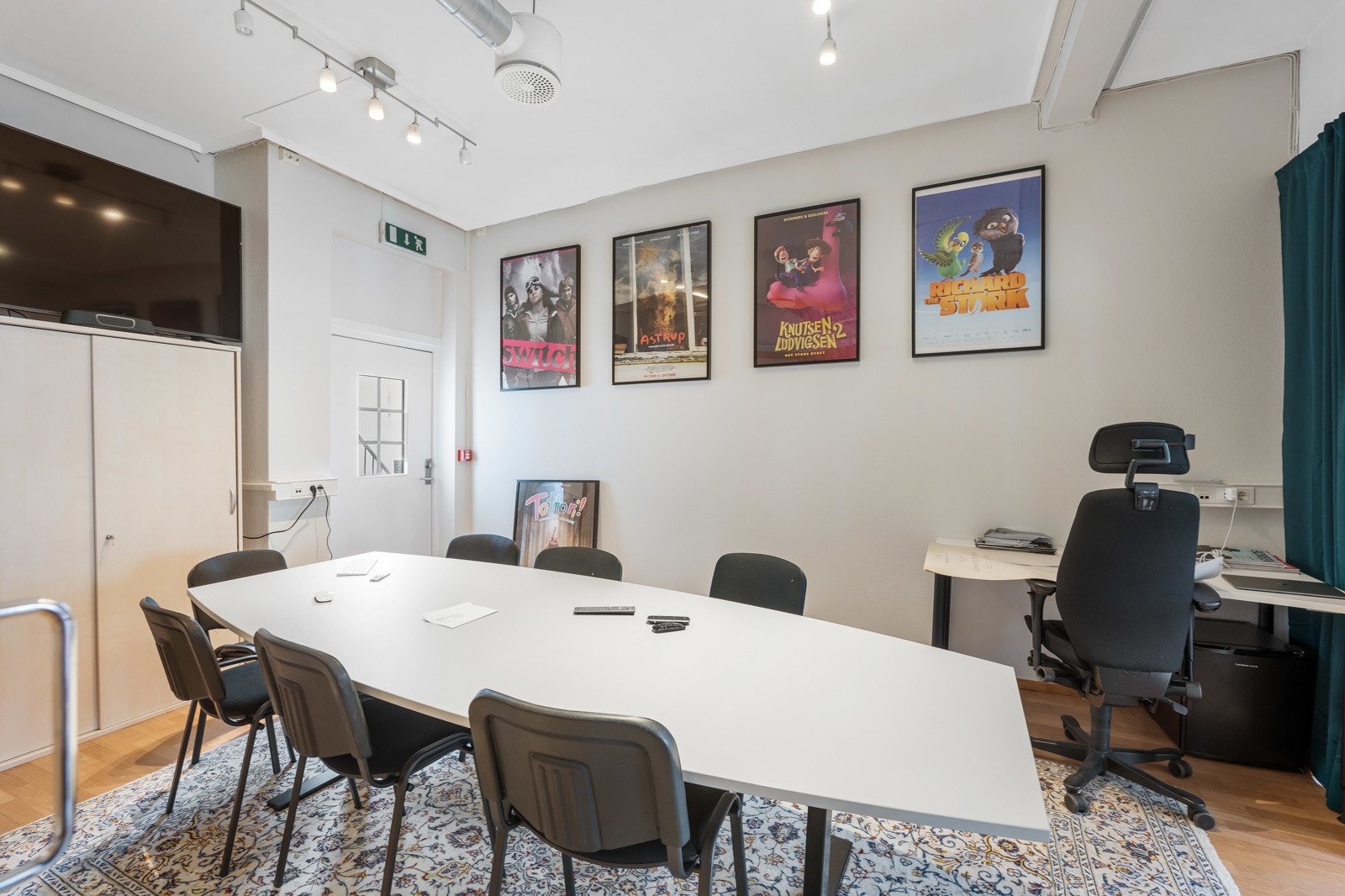 God plass på kontorceller og i åpne soner Galleribilde