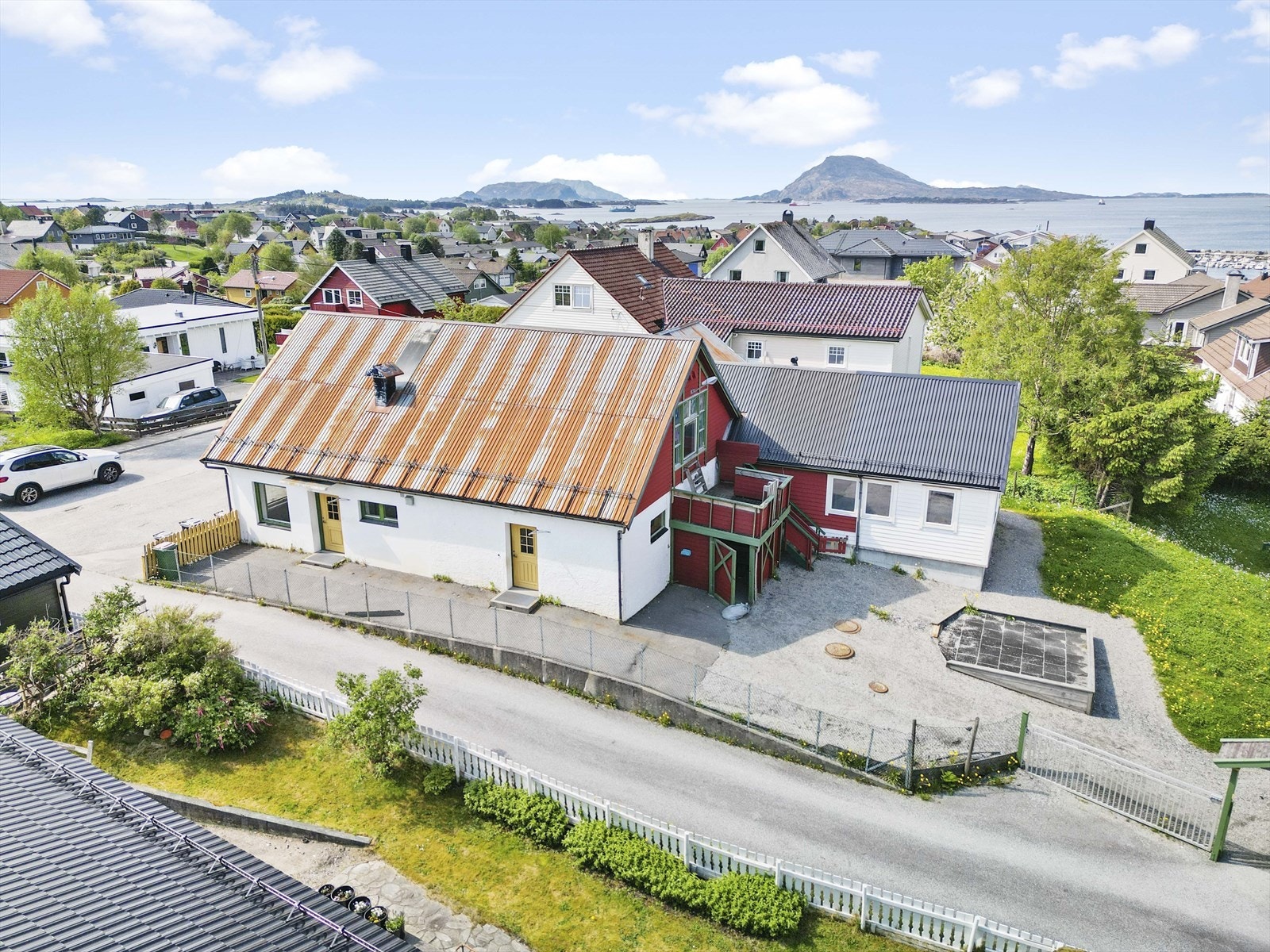 Påbygg mot nord vart sett opp i seinare tid Galleribilde