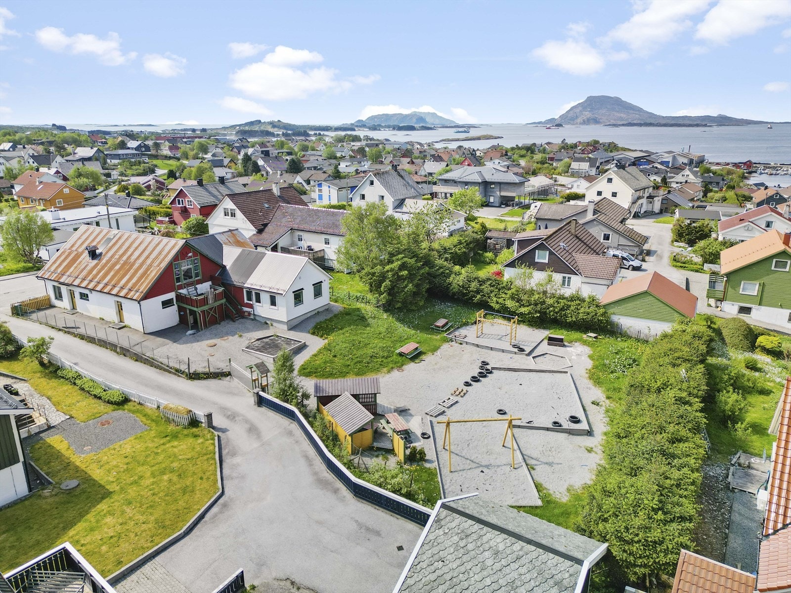 Bygget ligg i dag mellom etablerte einebustader Galleribilde