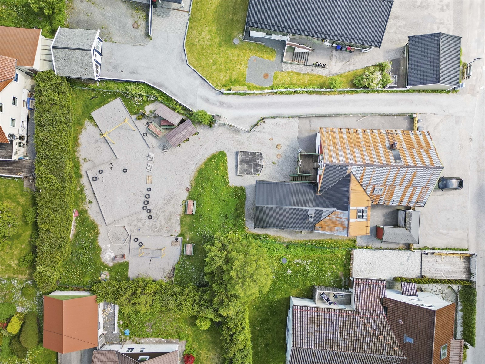 Leikeplassen framfor har eige bruksnummer og er ikkje med i salet. Galleribilde