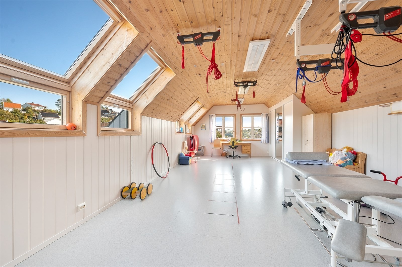 Trimrom - behandlingsrom barn - 2.etasje. Skyvedørsgarderobe og lydisolert gulv. Galleribilde