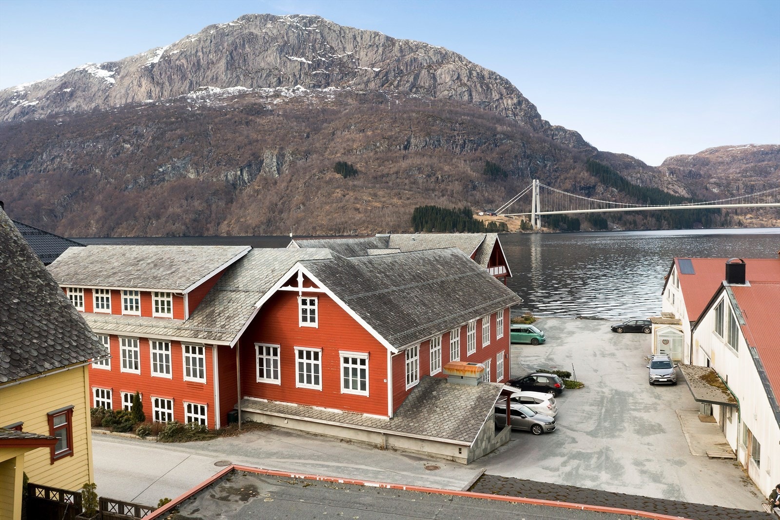 Bygget ligg fint til i fjordkanten Galleribilde