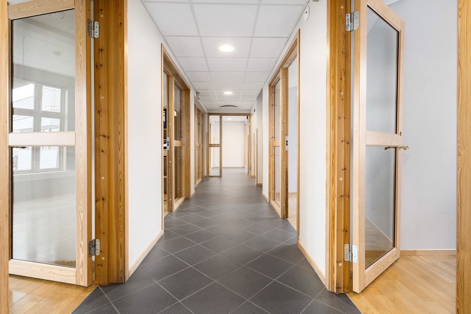 Gangareal mellom kontora Galleribilde