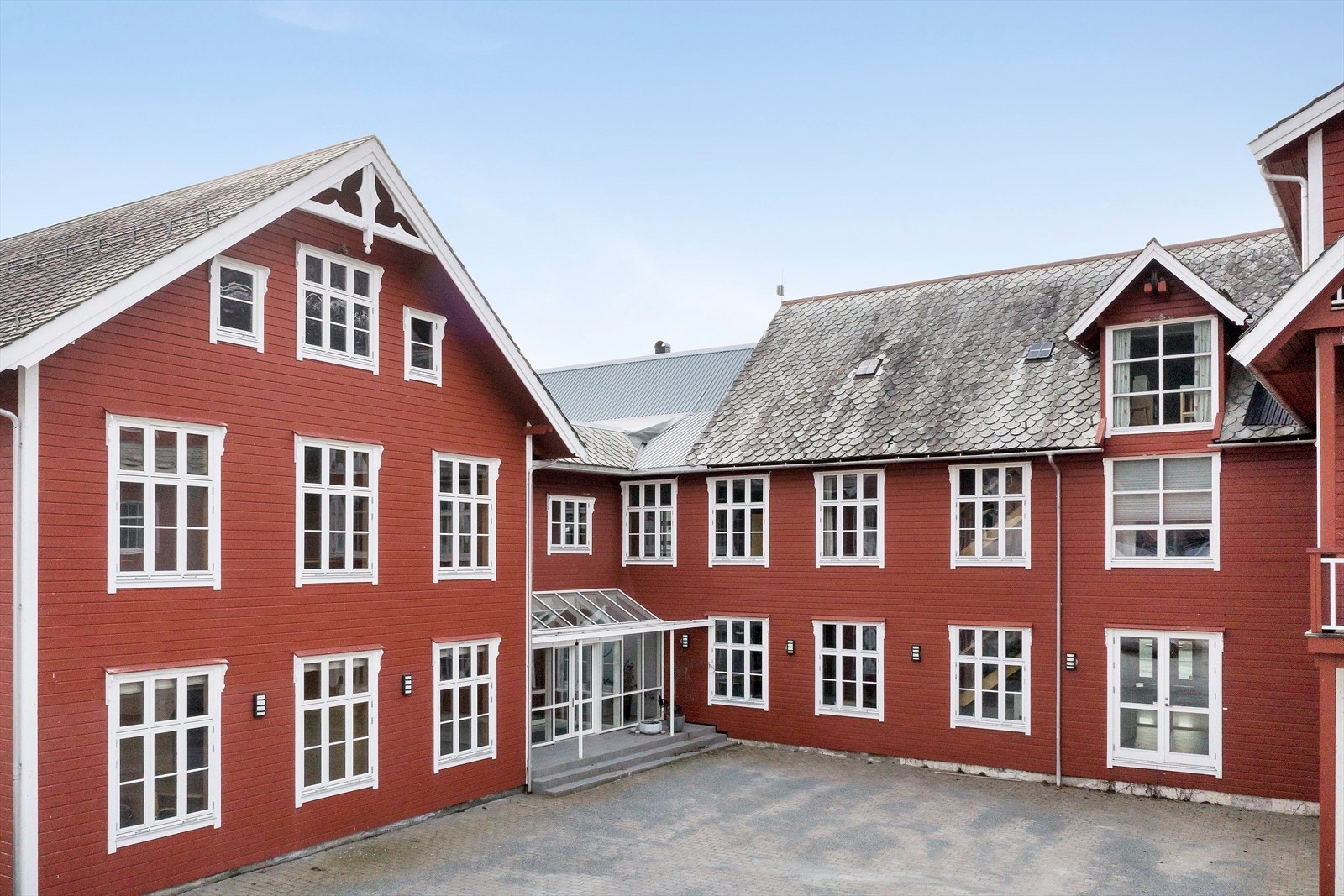 Fin gardsplass og inngangsparti Galleribilde