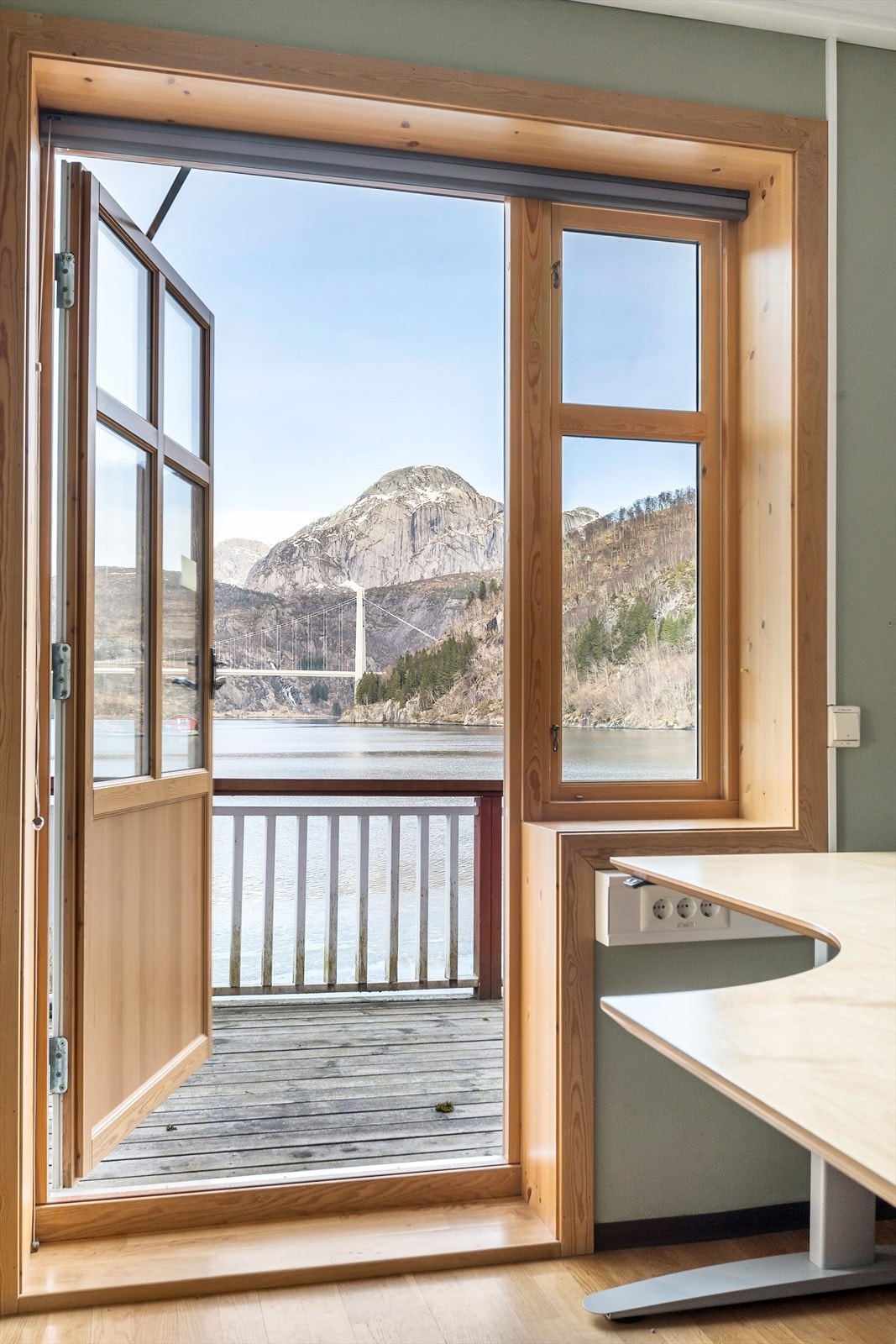 Flott utsikt mot brua Galleribilde