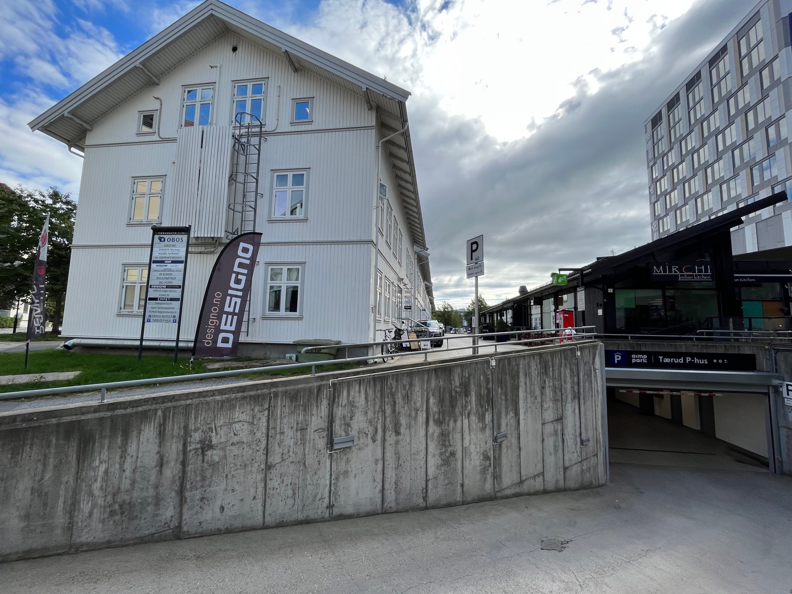 Parkeringshus under lokalene med bilvask og elbil lader Galleribilde