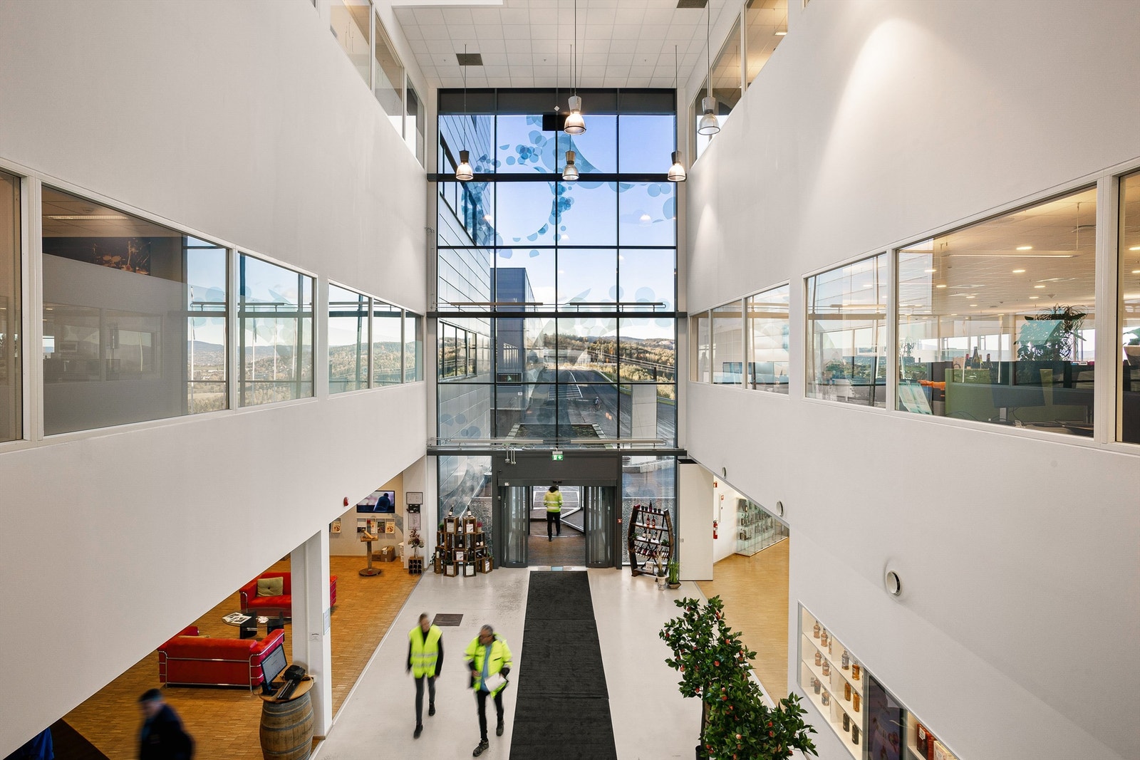 I leieprisen er det inkl. fri parkering for både ansatte og besøkende, adgang til kantine, kaffemaskiner, trimrom, resepsjon/sentralbord, felles møterom m.v. Galleribilde