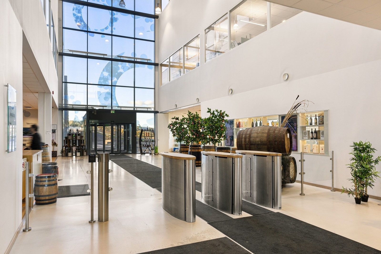 Det er høy sikkerhet i eiendommen med blant annet skallsikring, adgangskontroll og portvakt. Galleribilde