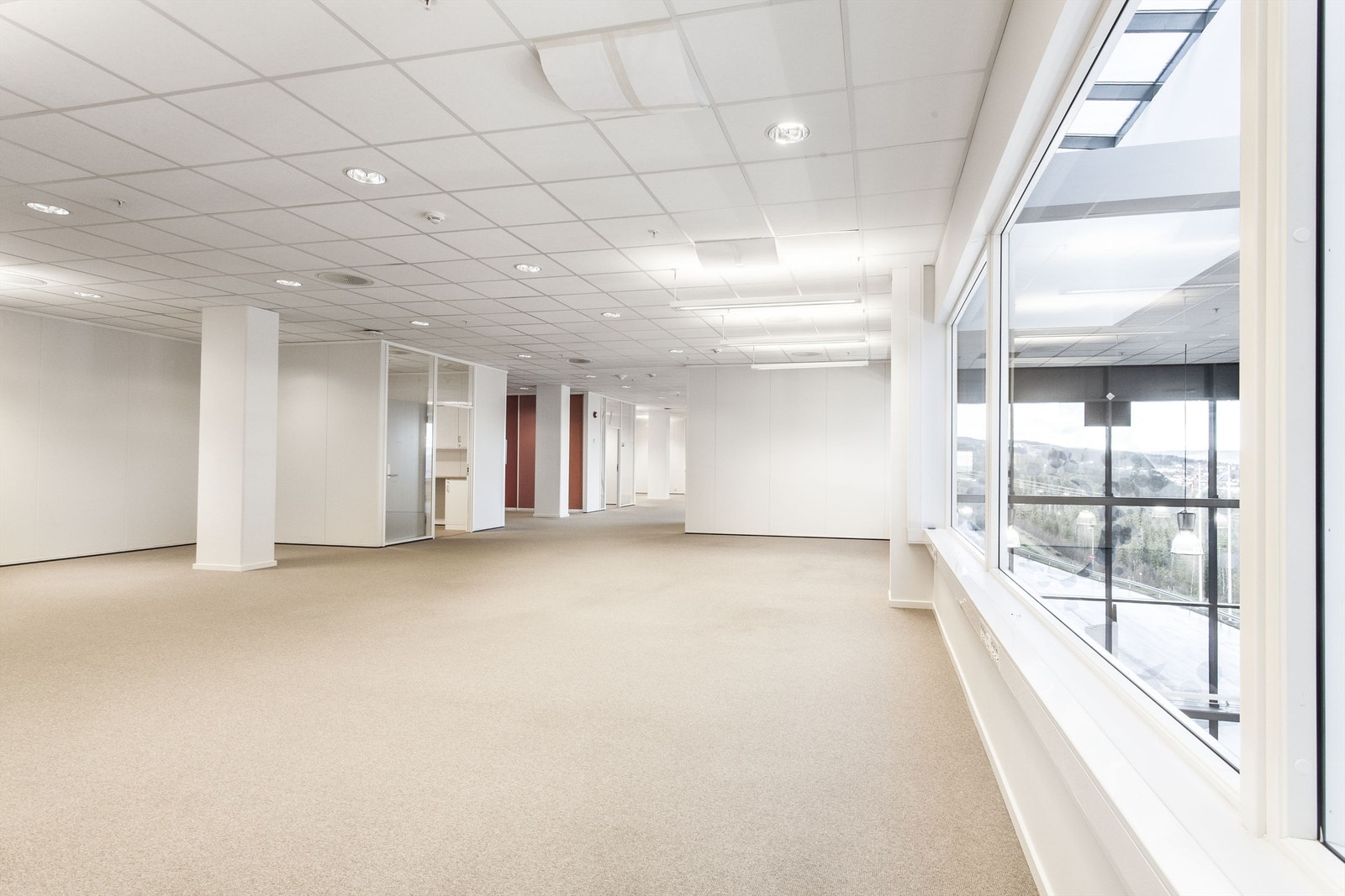 Lyst og moderne lokale med store vinduer i front. Galleribilde