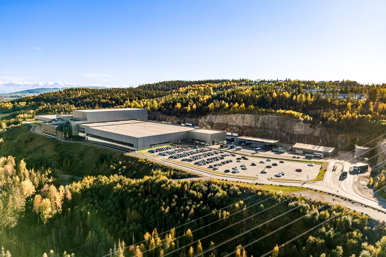 Eiendommen har umiddelbar nærhet til Gjelleråsen og RV4, samt tverrforbindelse via RV22 til Hvam-krysset og hovedfartsåren E6. Galleribilde