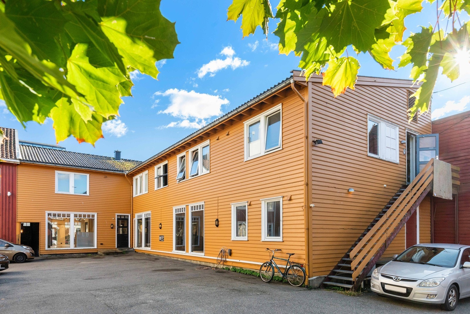 En parkeringsplass i bakgården. Galleribilde