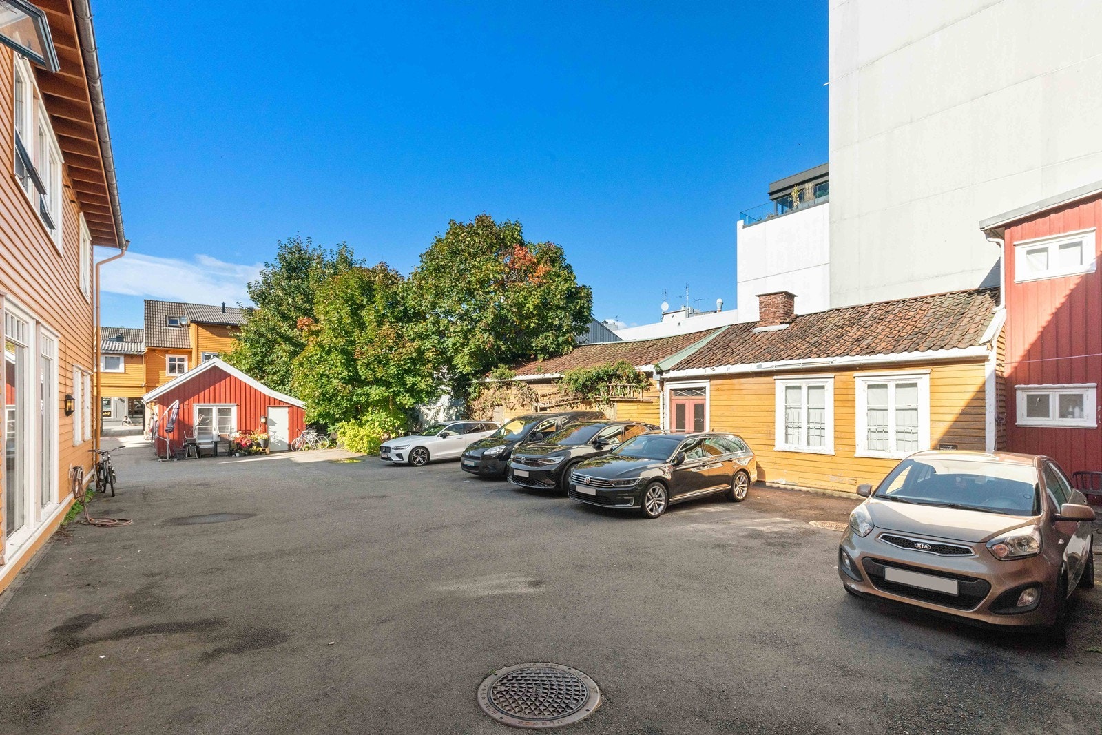 Bakgården med biloppstillingsplasser. Galleribilde