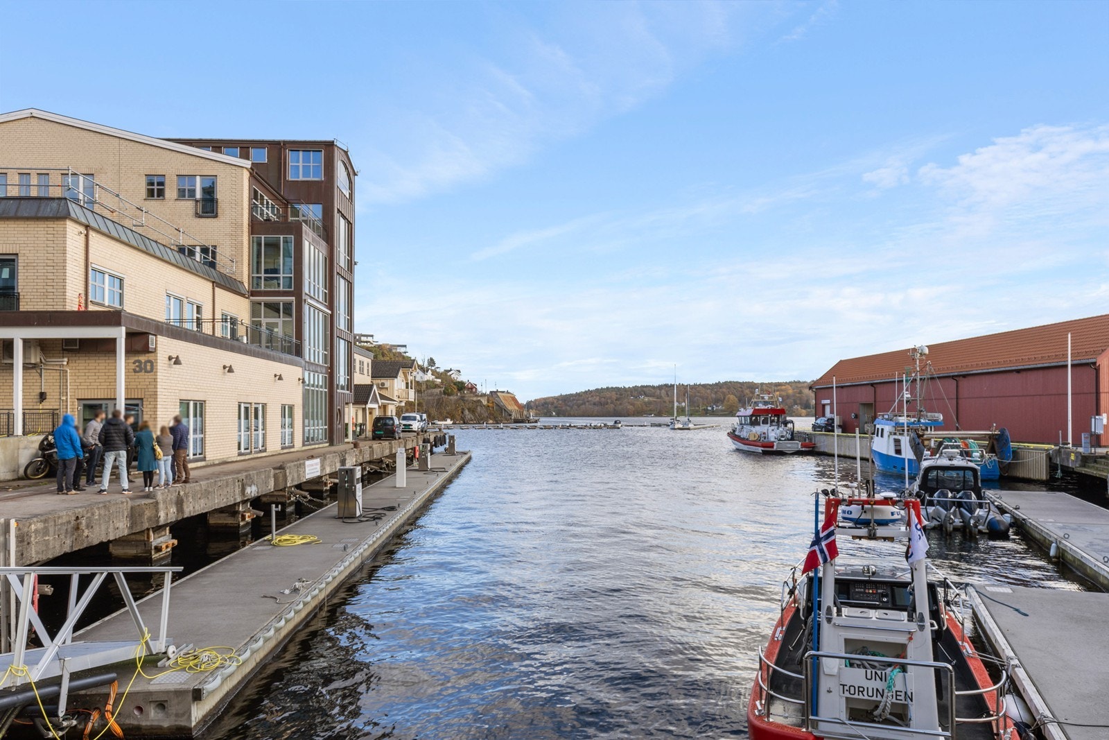 Meget sentral beliggenhet i Barbu rett ved sjøen. Galleribilde