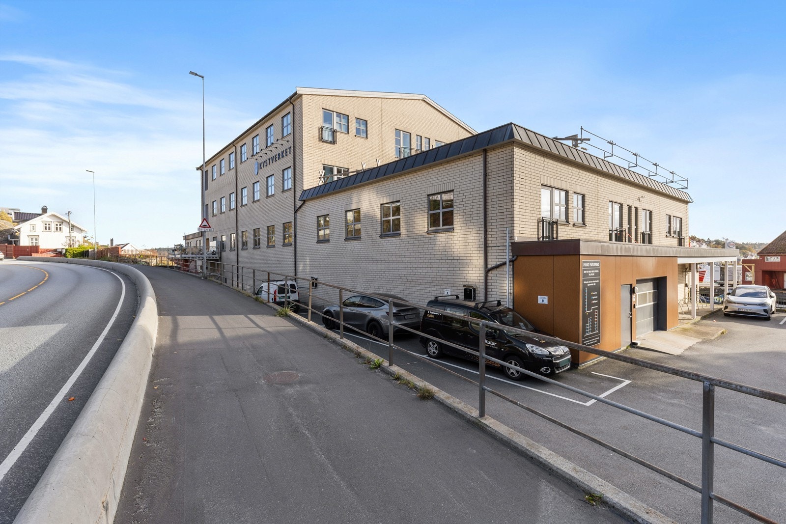 Fasade mot Kystveien. Galleribilde