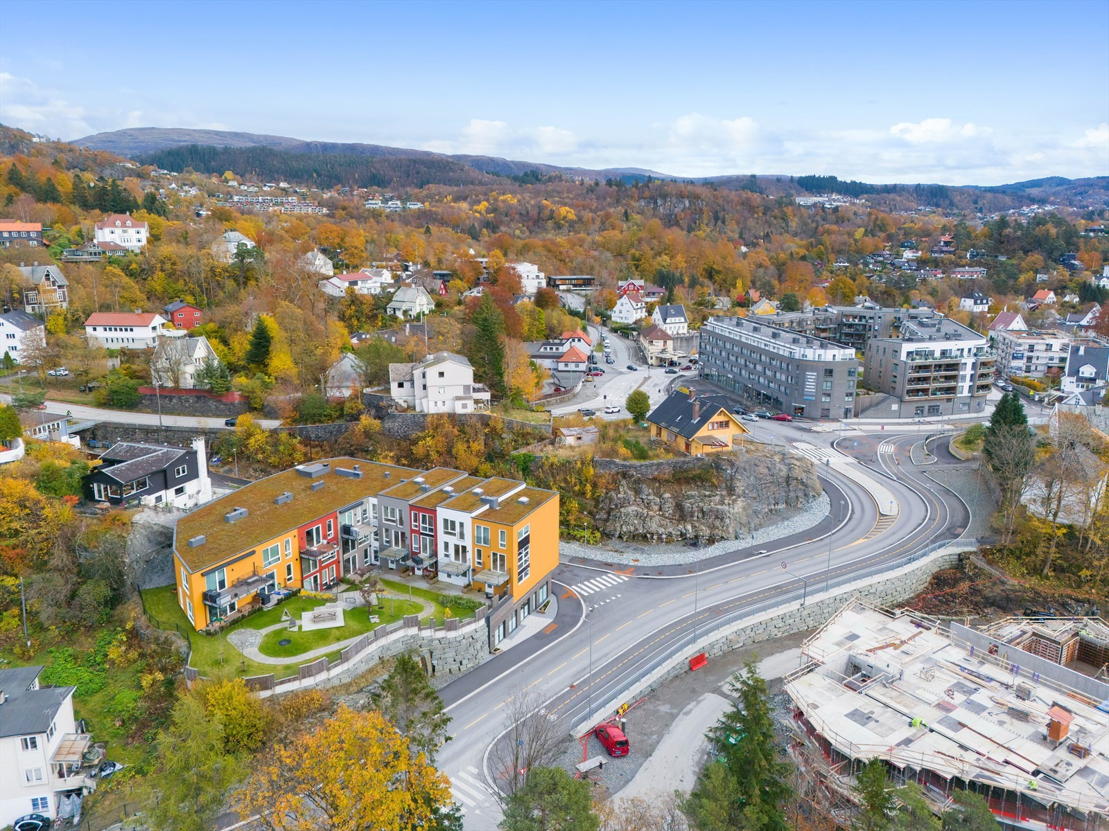 Eiendommen ligger til i et område i vekst med boliger under oppføring