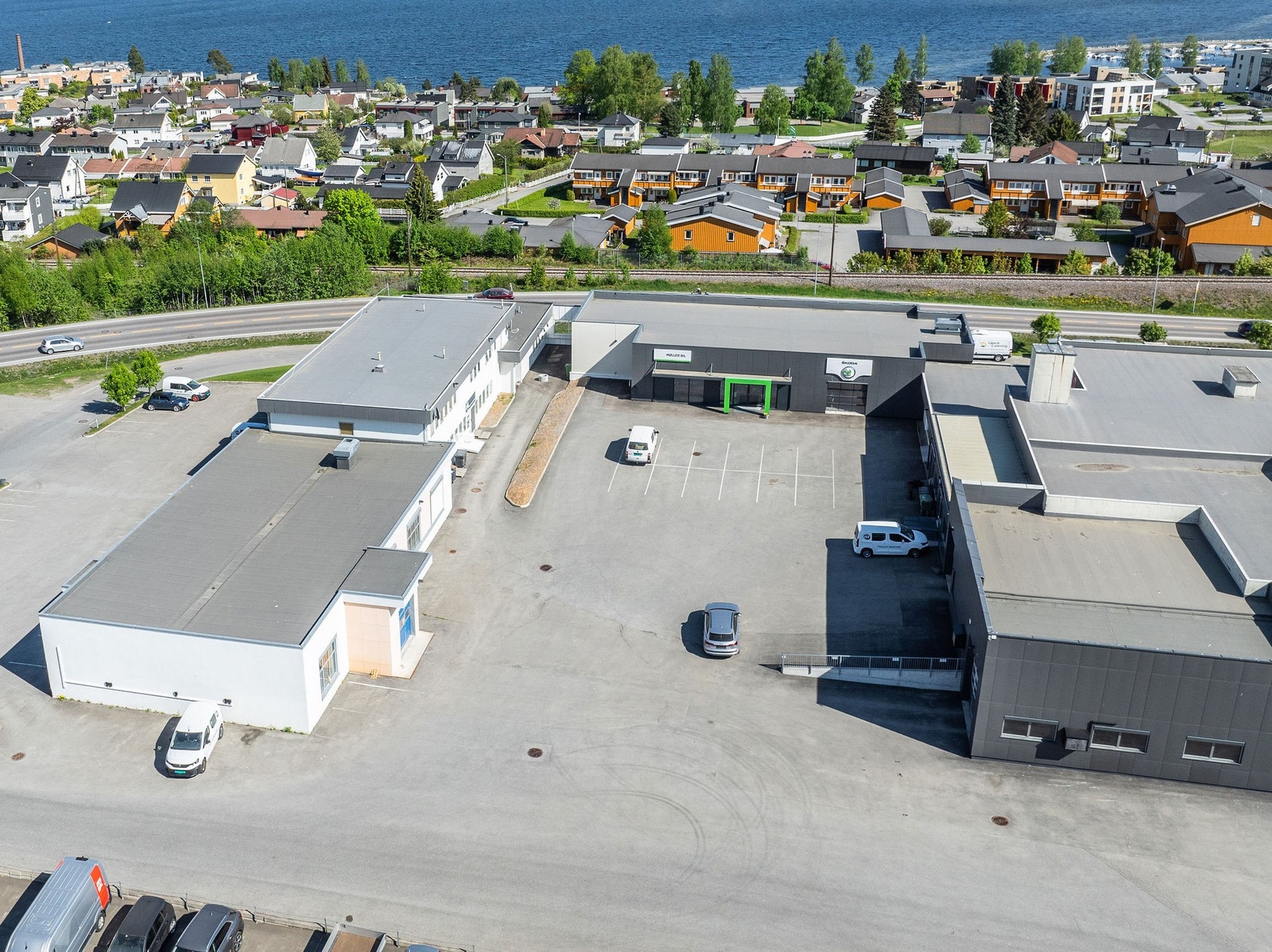 Vareport og personalinngang på bakside mot Skoda-Møller Bil Galleribilde