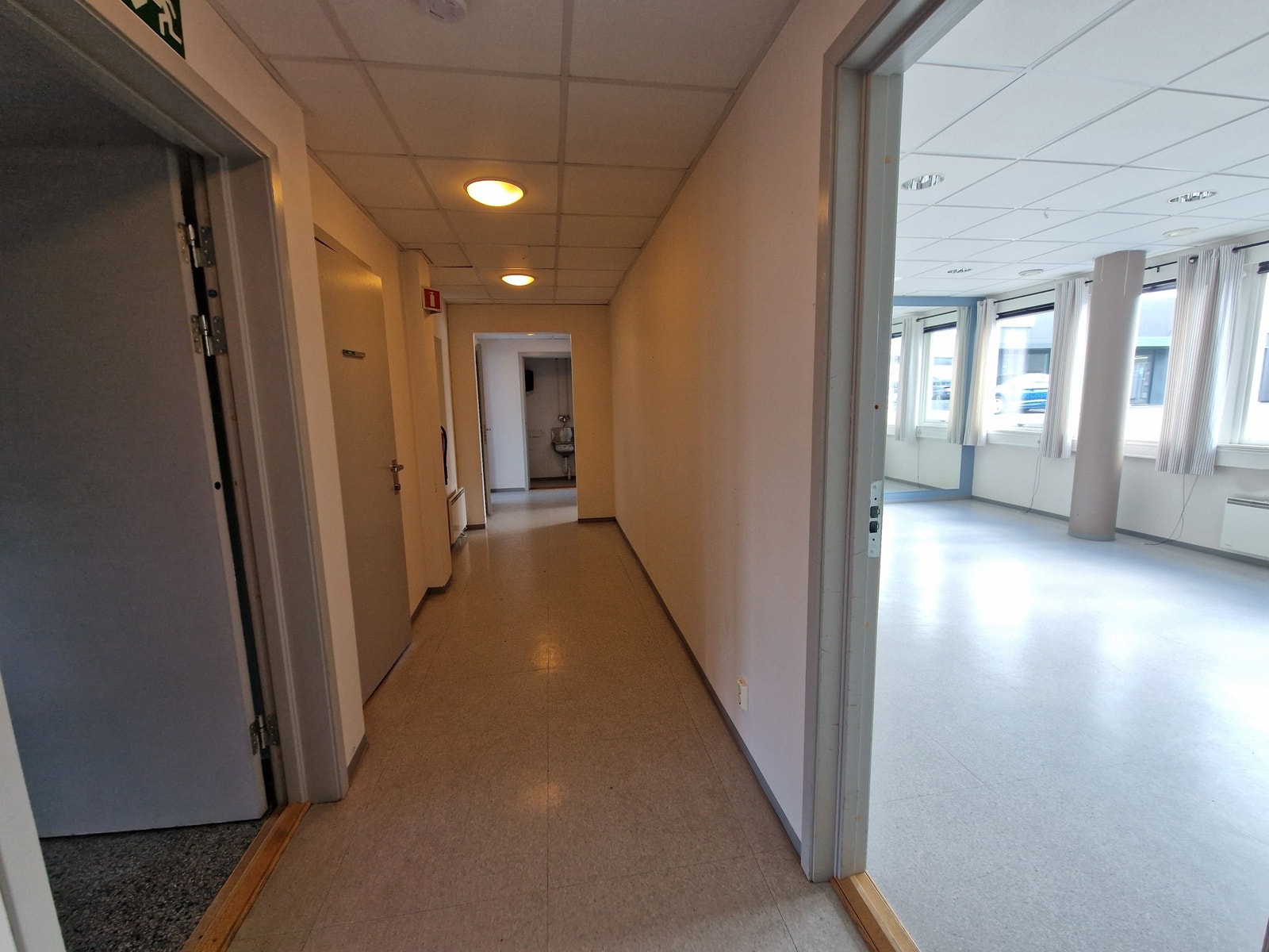 Gang inn mot areal med kontorer, møterom, garderobe, toalett. Galleribilde