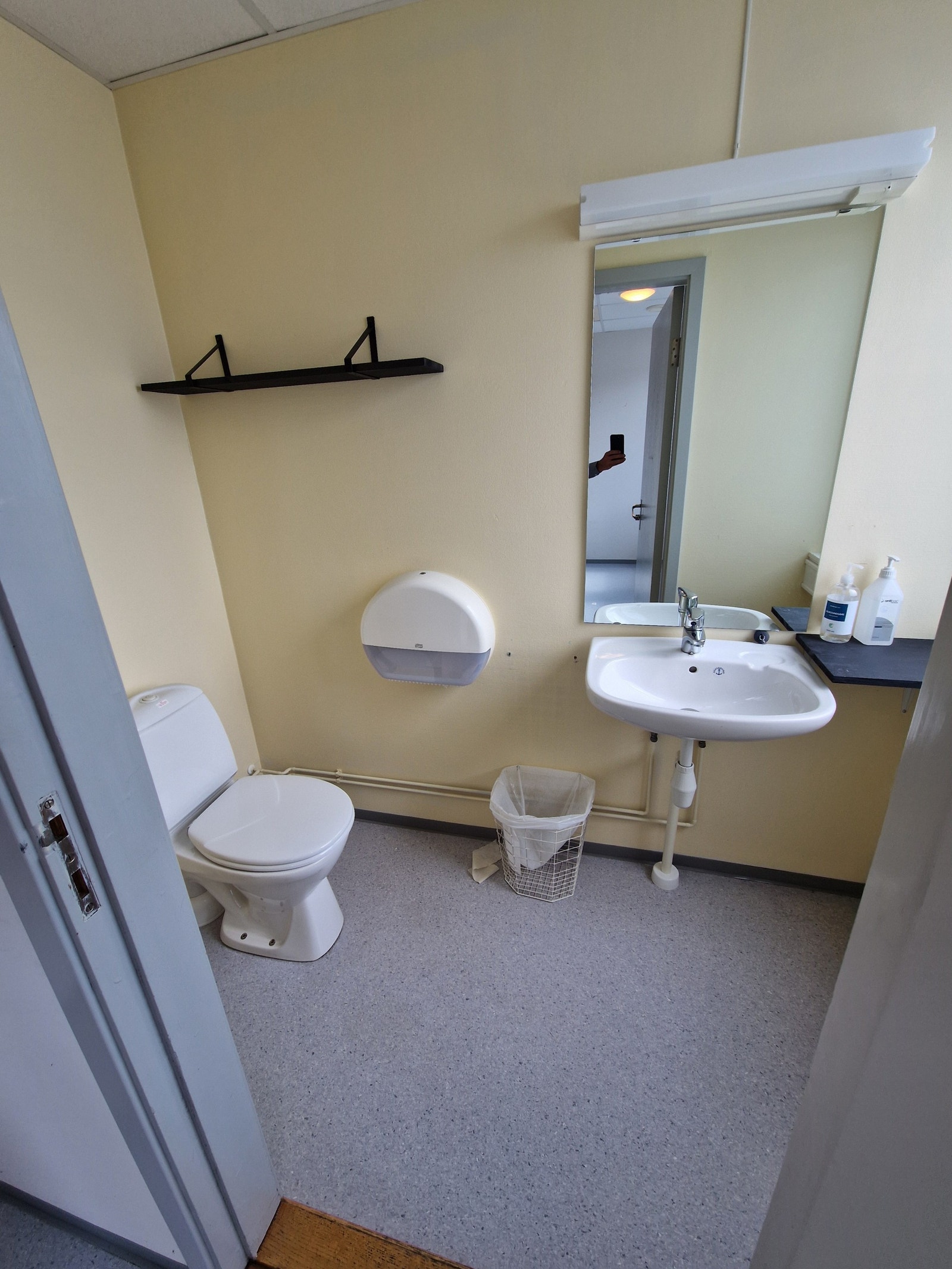 Toalett i garderobe Galleribilde