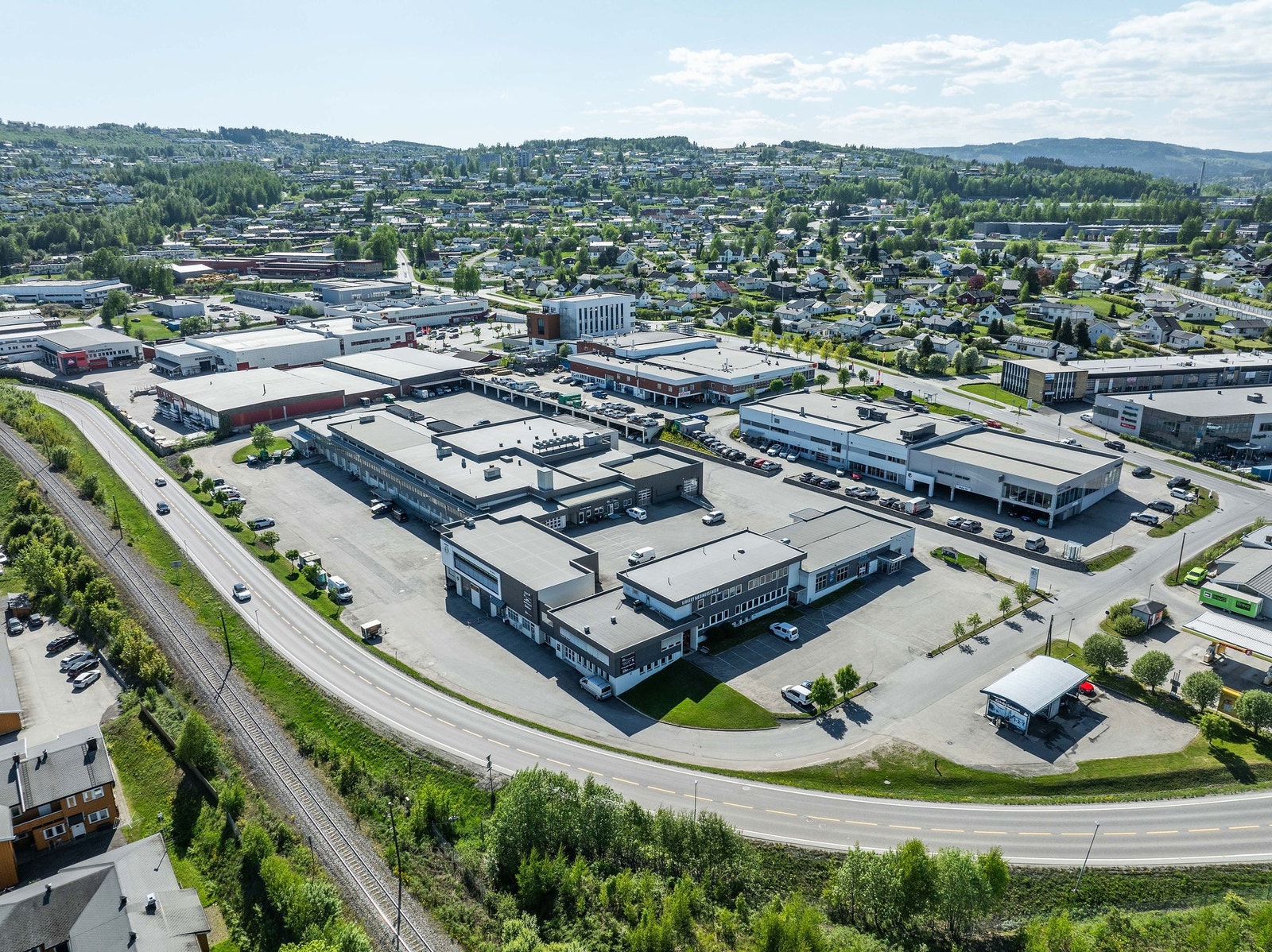 RV33 passerer rett ved lokalene, gir god eksponerings mulighet mot riksvegen som fører inn til Gjøvik Galleribilde