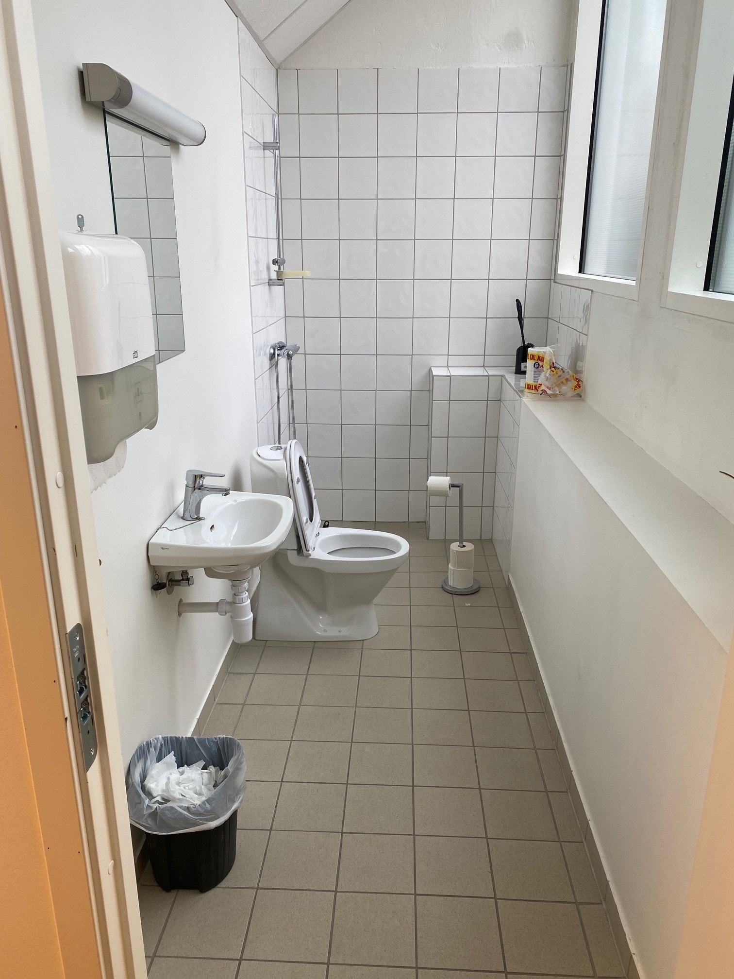 Toalett i garderobe Galleribilde