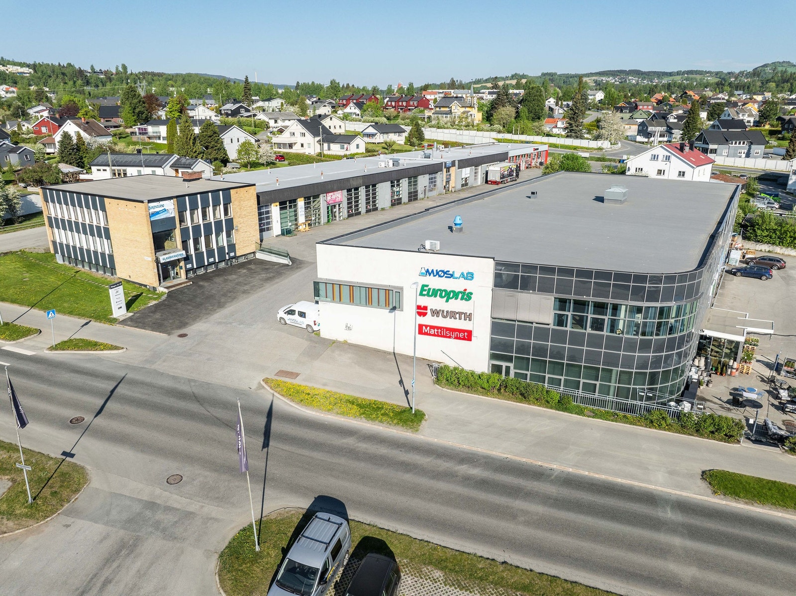 Fin beliggenhet i Ringvegen 13 sammen med flere kjente andre aktører Galleribilde