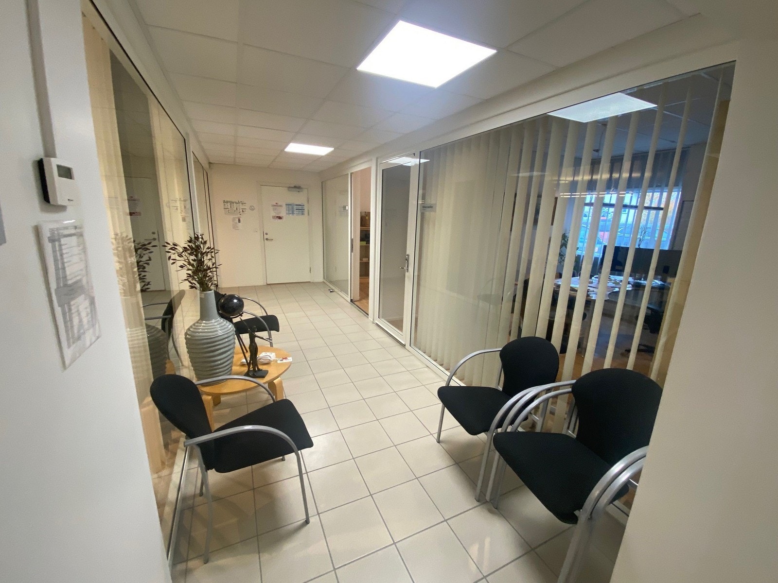 Lys gang mot 2 cellekontorer og spiserom Galleribilde