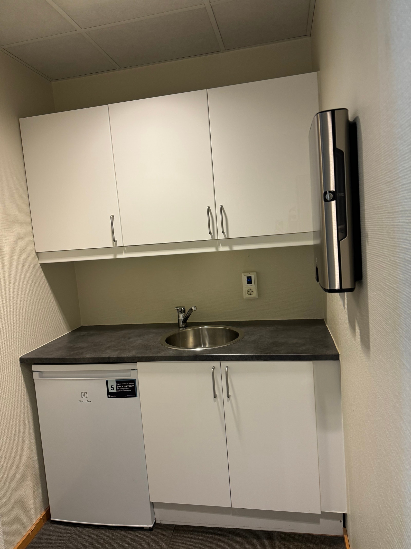 Kontoret har en egen tilhørende kjøkkenkrok. Galleribilde