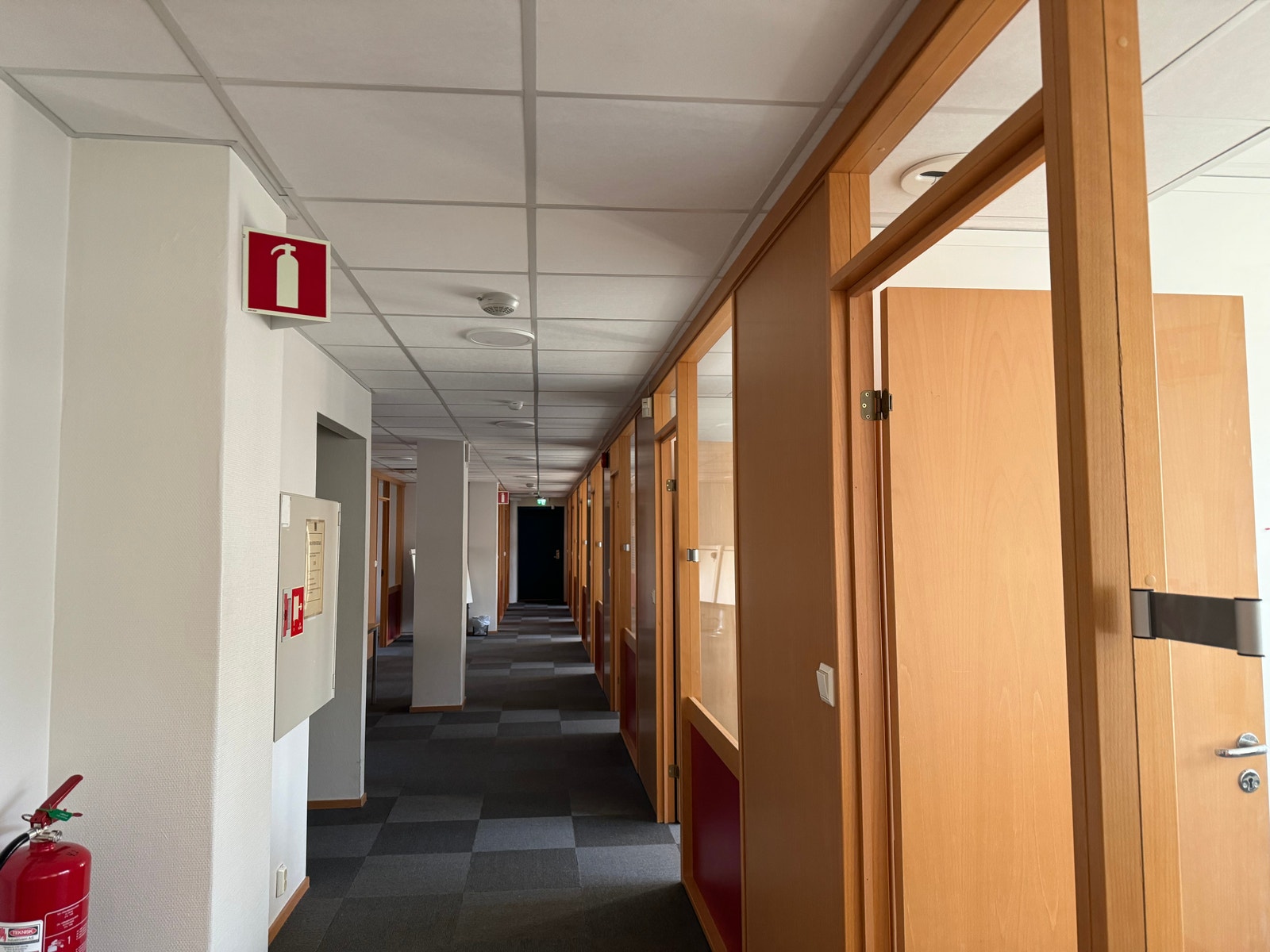 Kontoret består av flere cellekontorer. Galleribilde