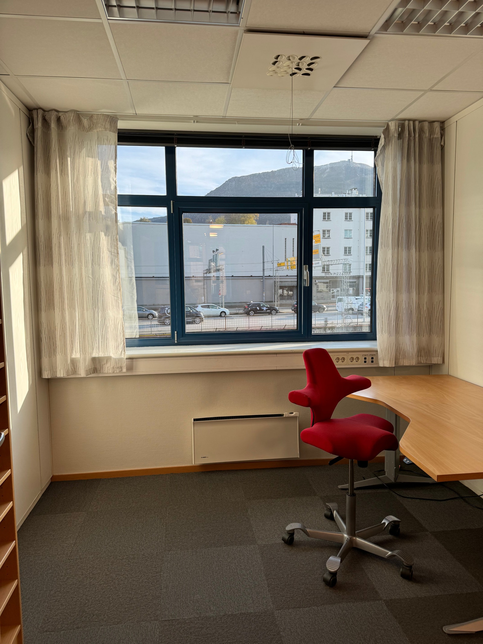 Cellekontorene er romslige. Galleribilde