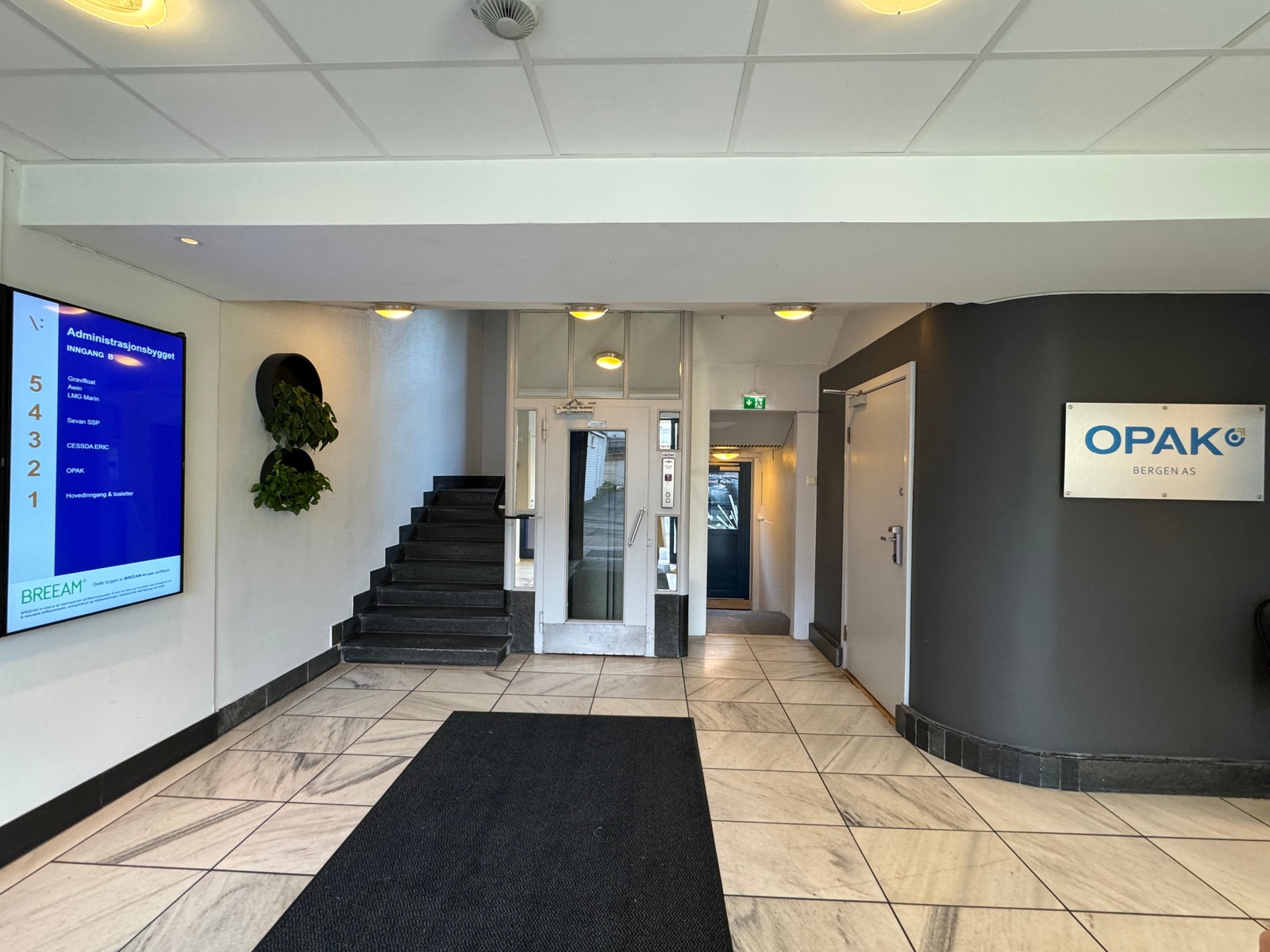 Nylig oppgradert inngangsparti til bygget. Galleribilde