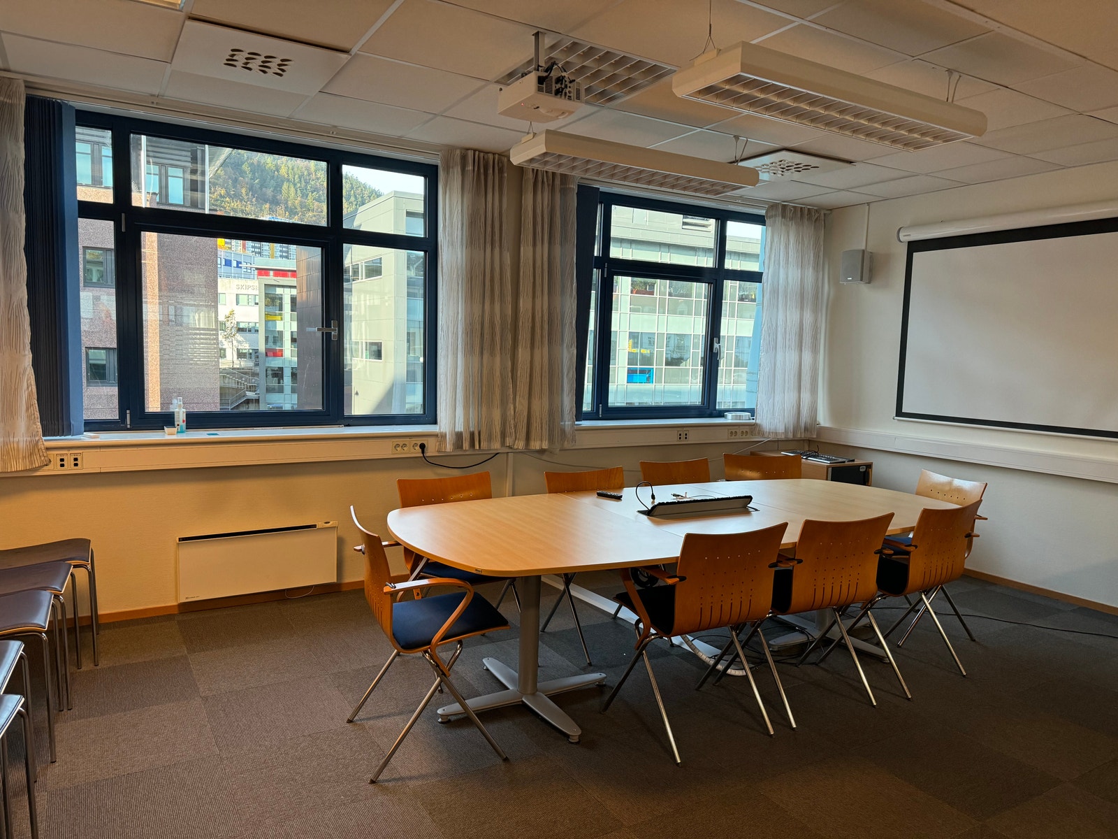 Møterommet kan også brukes som spiserom. Galleribilde