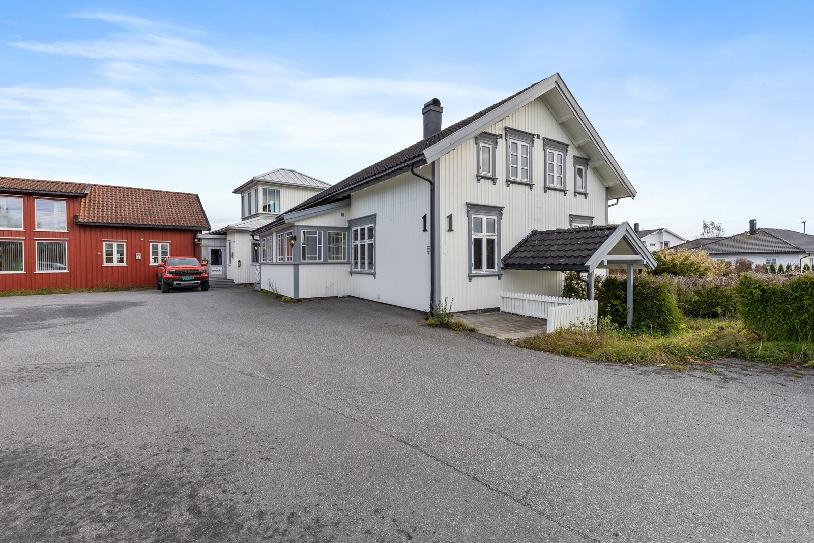 Uteplass/parkeringsplass. Galleribilde