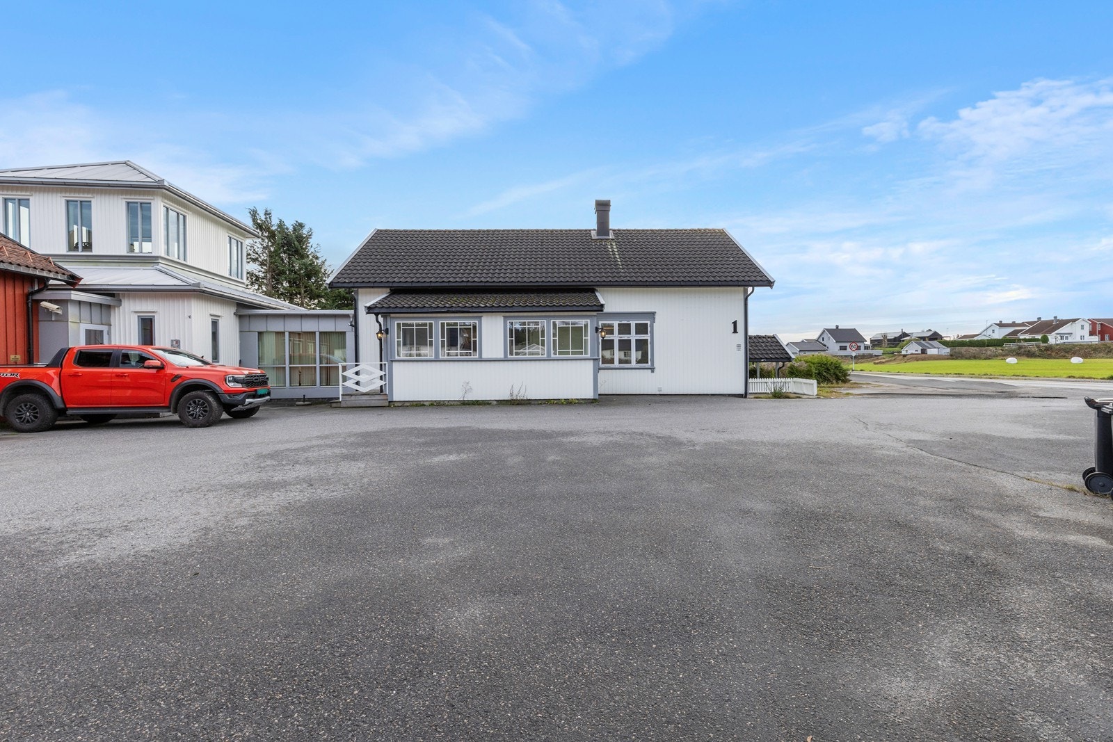 Uteplass/parkeringsplass. Galleribilde