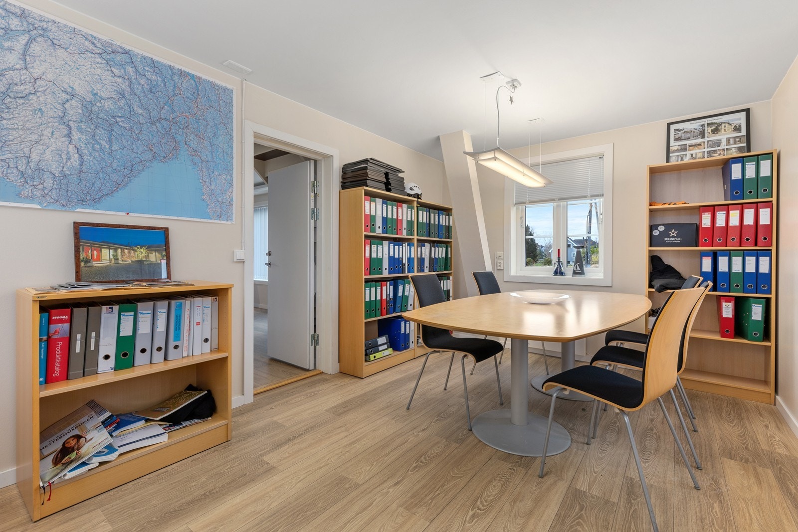 Kontorer med møterom. Galleribilde