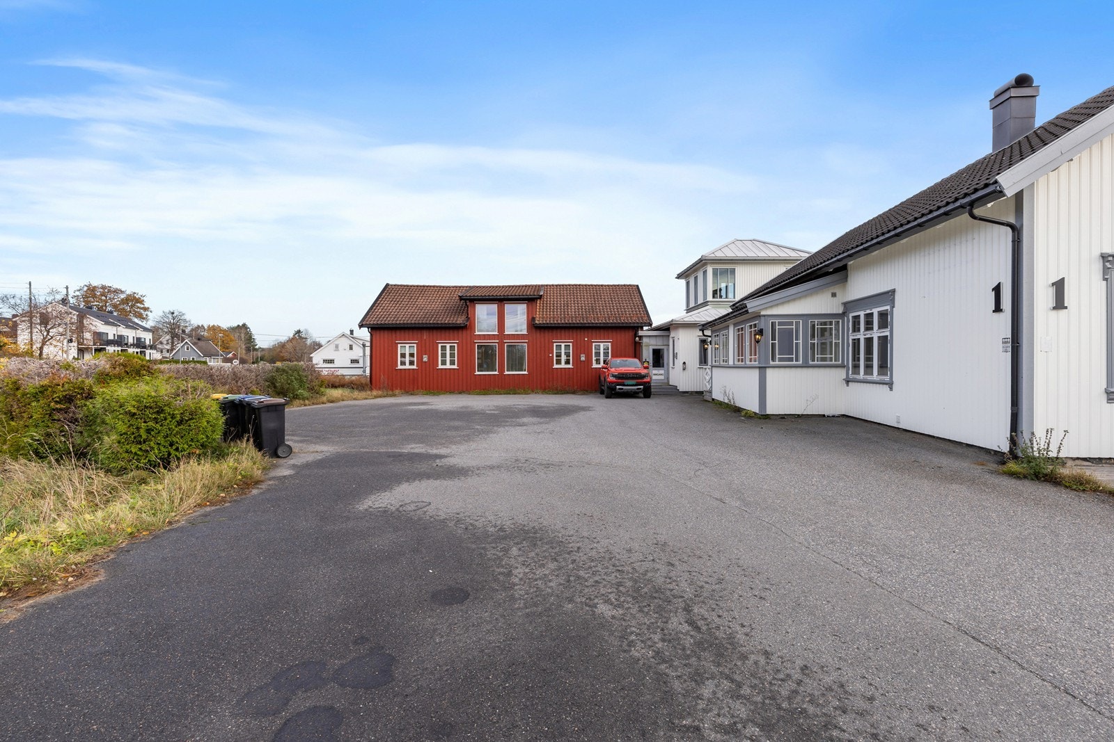Uteplass/parkeringsplass. Galleribilde