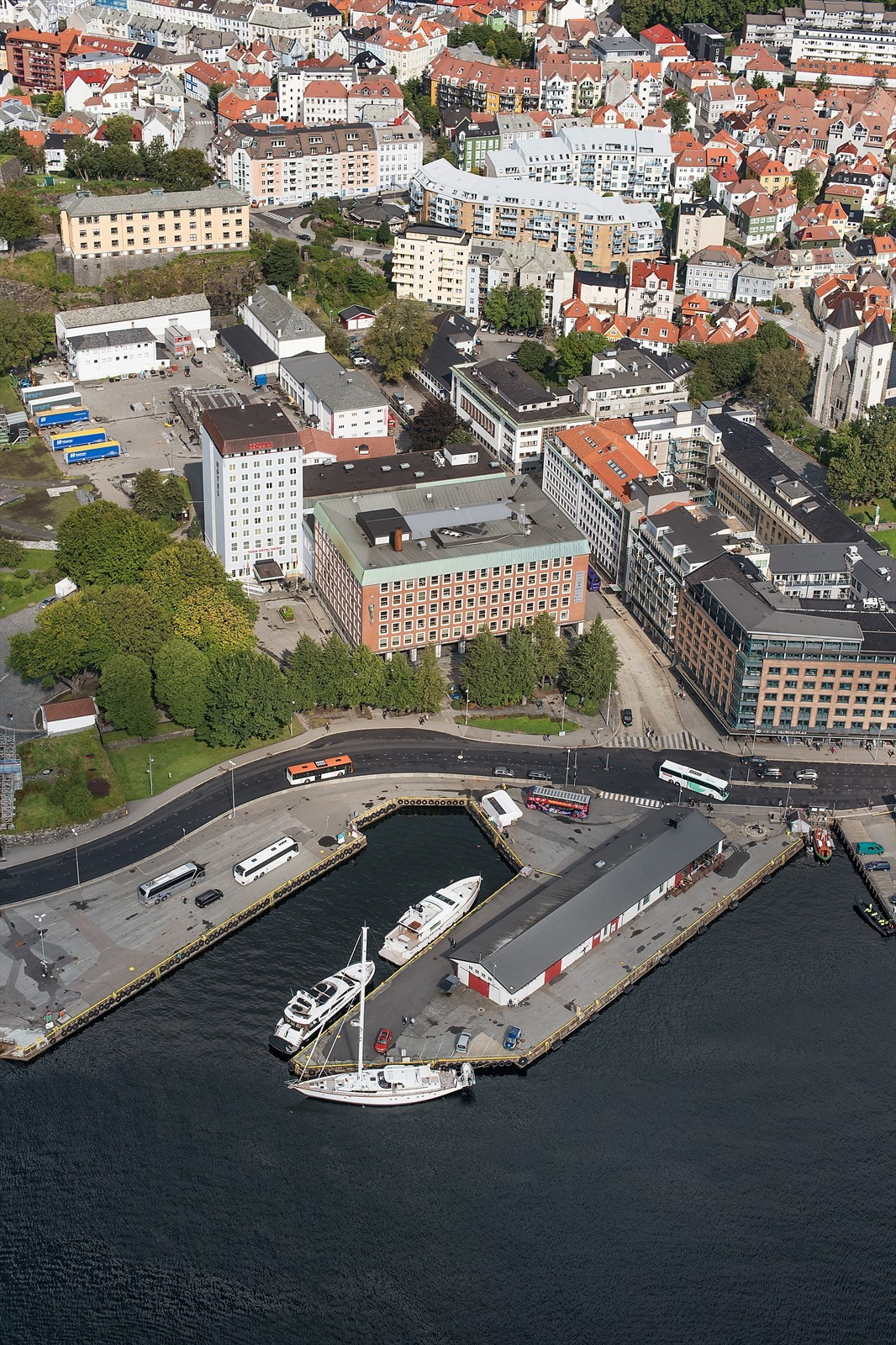 Flott beliggenhet ved Bryggen og  Håkonshallen.