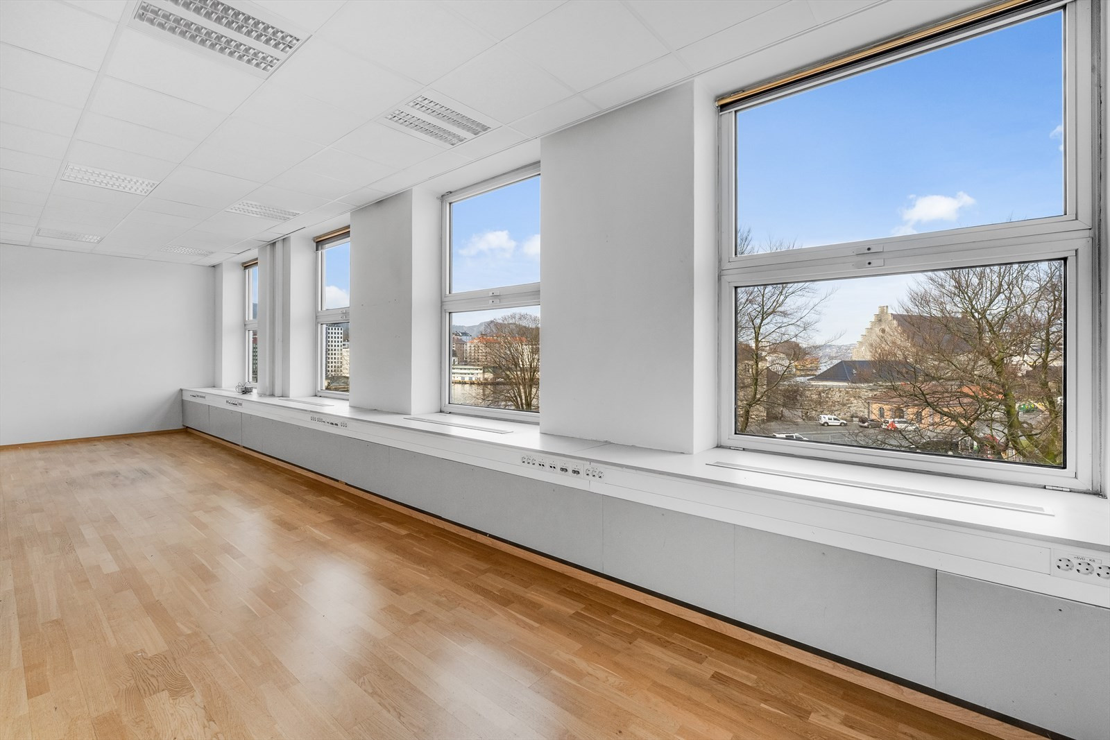 Bilder fra ledige areal i 4. etg. mot Bryggen / Haakonshallen klart for oppussing.