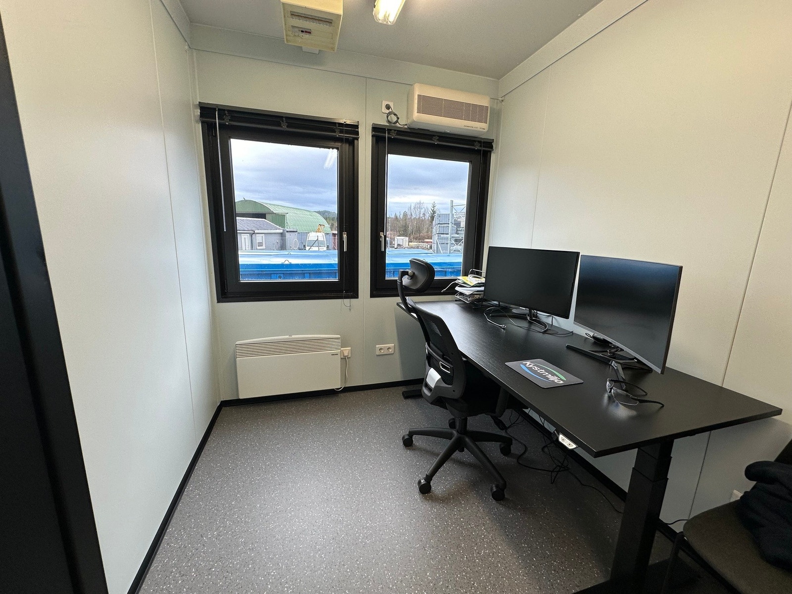 Romslig og flott kontorplass. Galleribilde