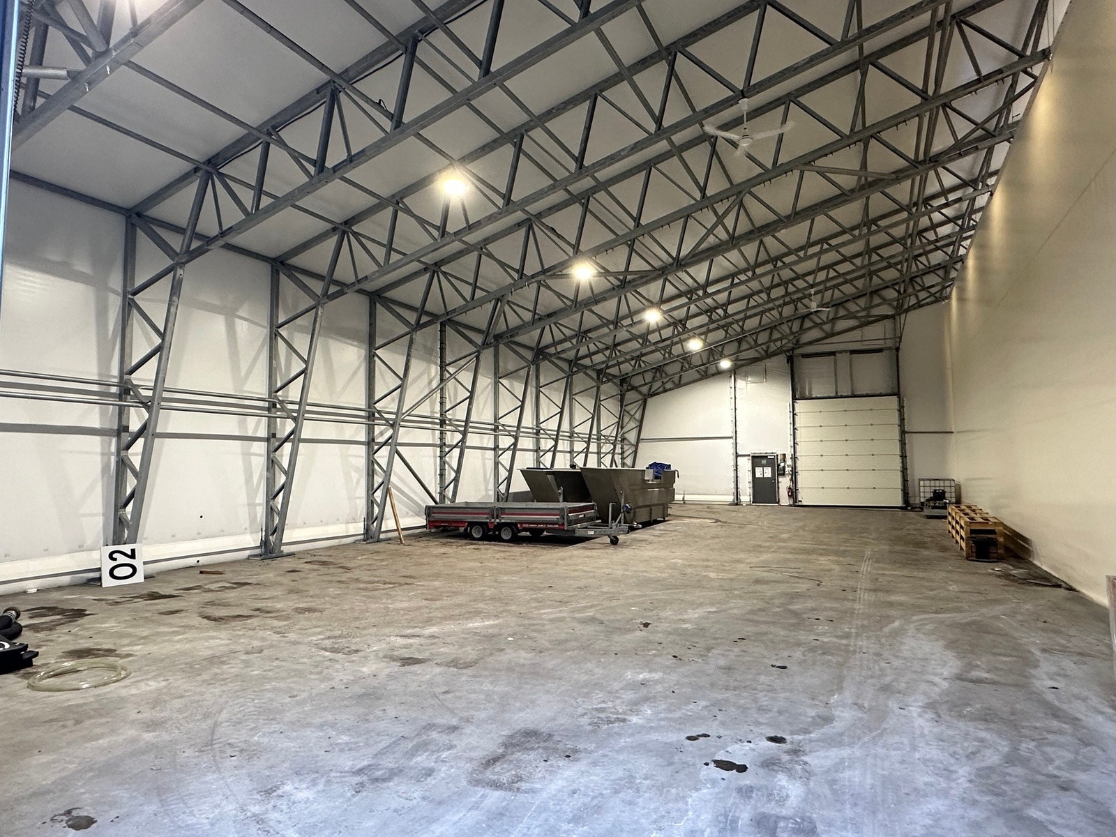 Takhøyde under bærekonstruksjon er ca. 8 meter under mønet og ca. 5 meter langs yttervegg. Støpt plate med fall mot sluk. Galleribilde