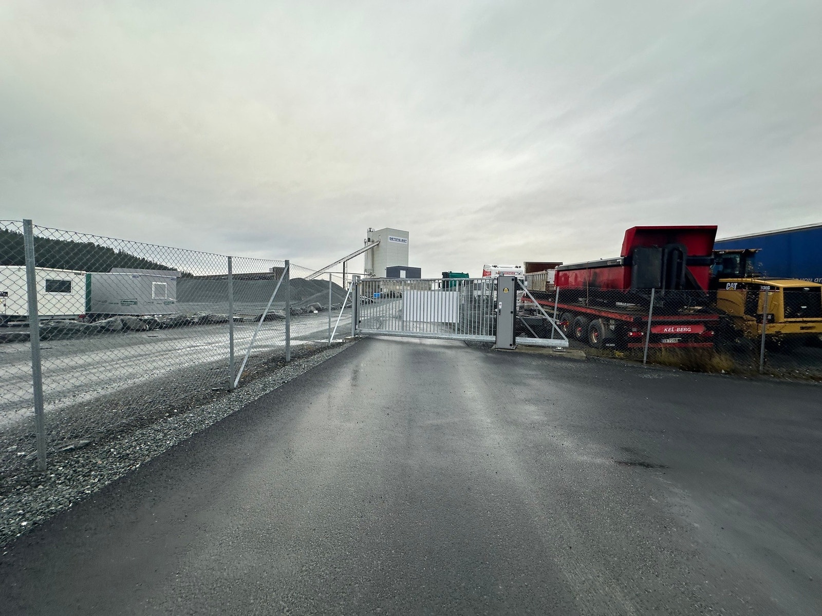 Eiendommen er inngjerdet og har elektronisk port som ringes for åpning. Galleribilde