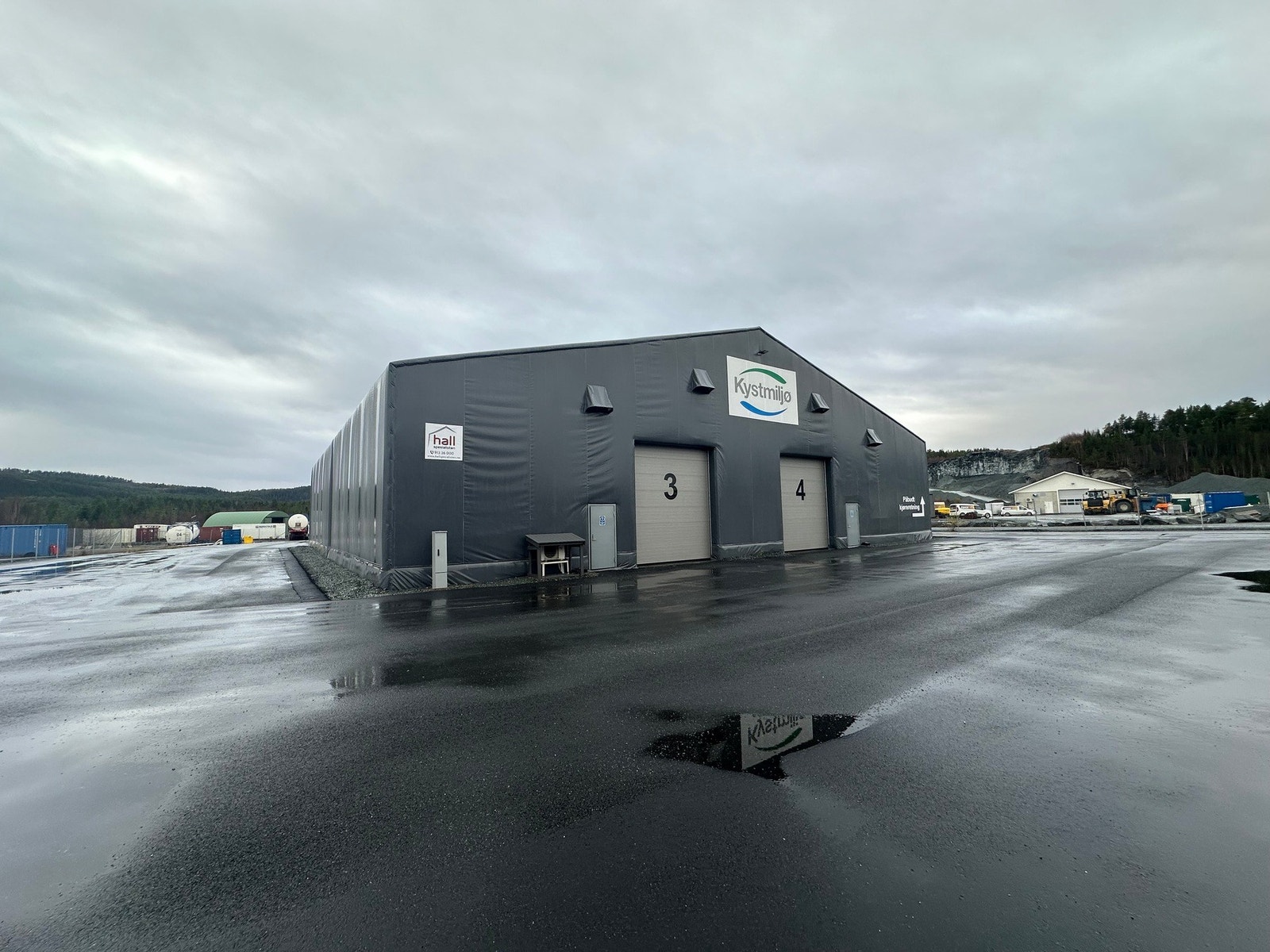 Ledig halvpart i isolert plasthall (420 kvm). Hallen er delt på langs og har porter og dører i begge ender. Ledig areal er mellom port 2 og 3. Galleribilde